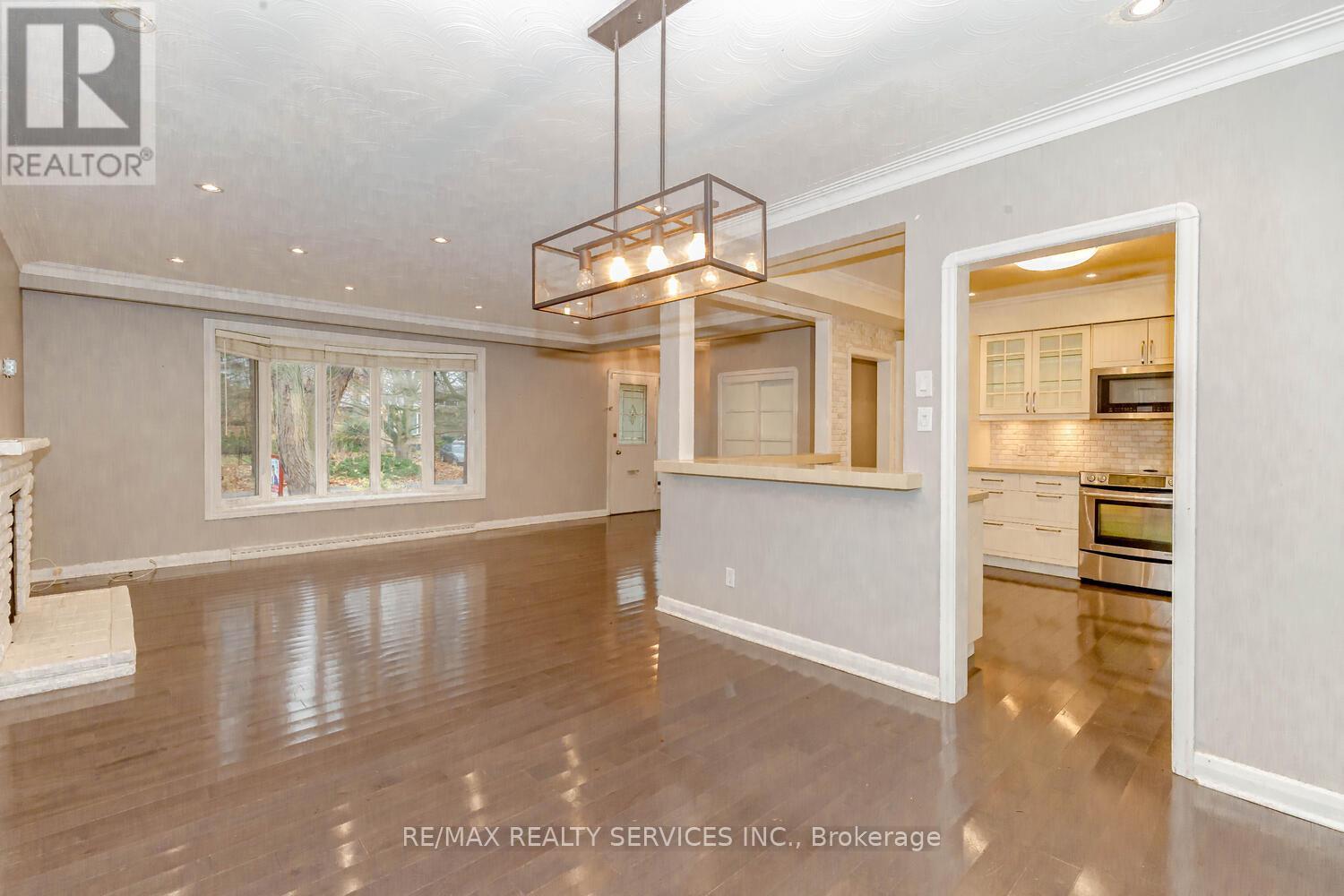 1259 Twin Oaks Dell Drive, Mississauga, Ontario  L5H 3J7 - Photo 9 - W12260053