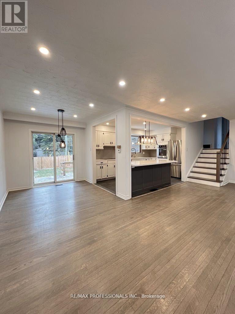 15 Ridge Drive, Oakville, Ontario  L6H 1B7 - Photo 6 - W12260089