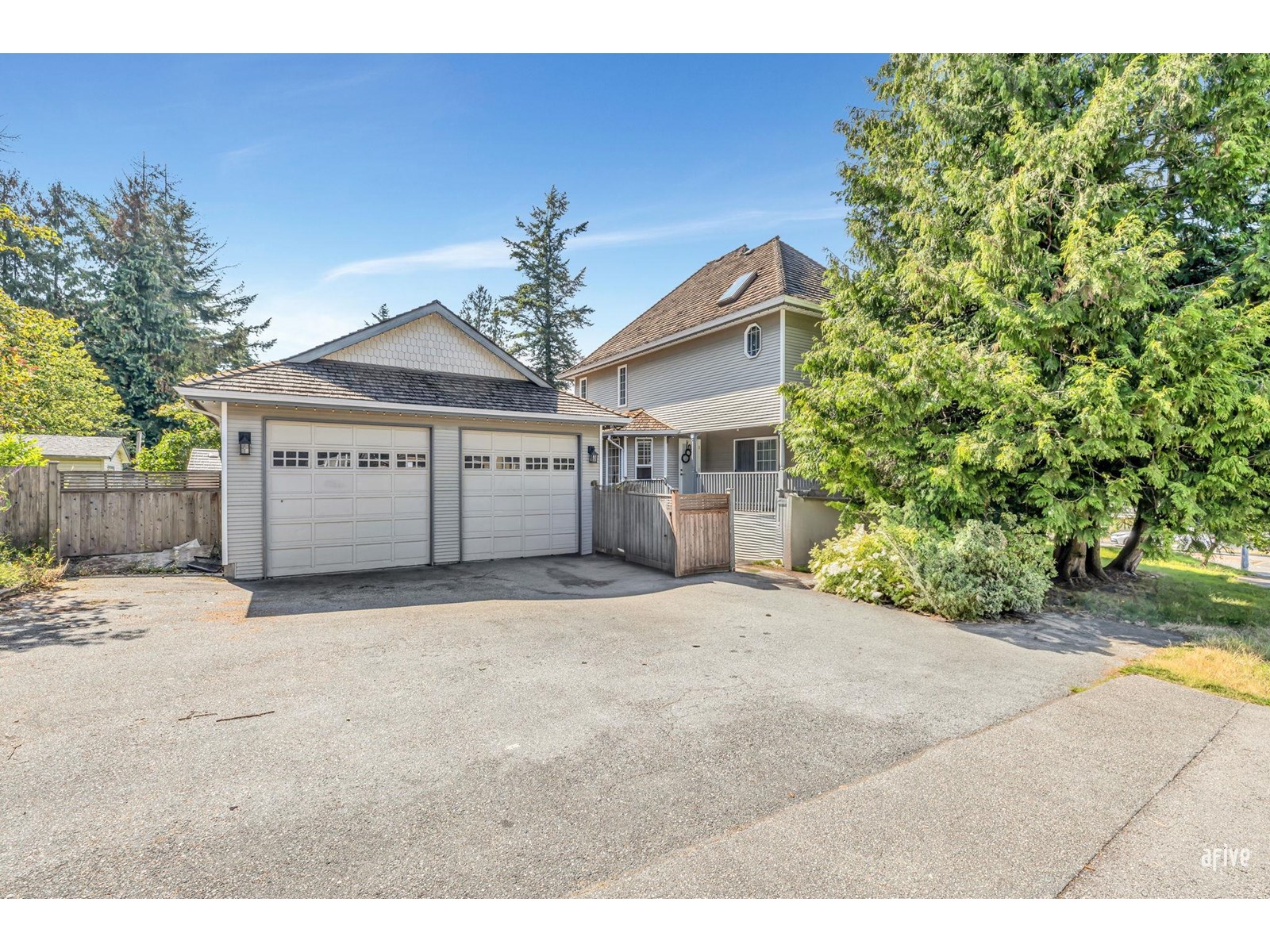 13596 60 AVENUE, surrey, British Columbia V3X2M6