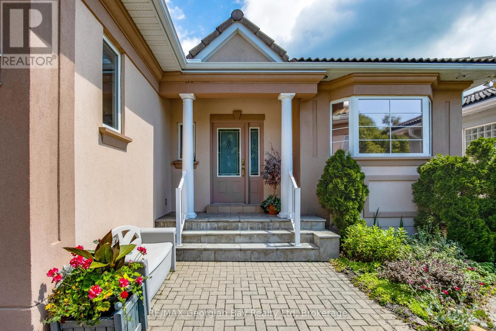 Property at 487 ABERDEEN BOULEVARD image 4