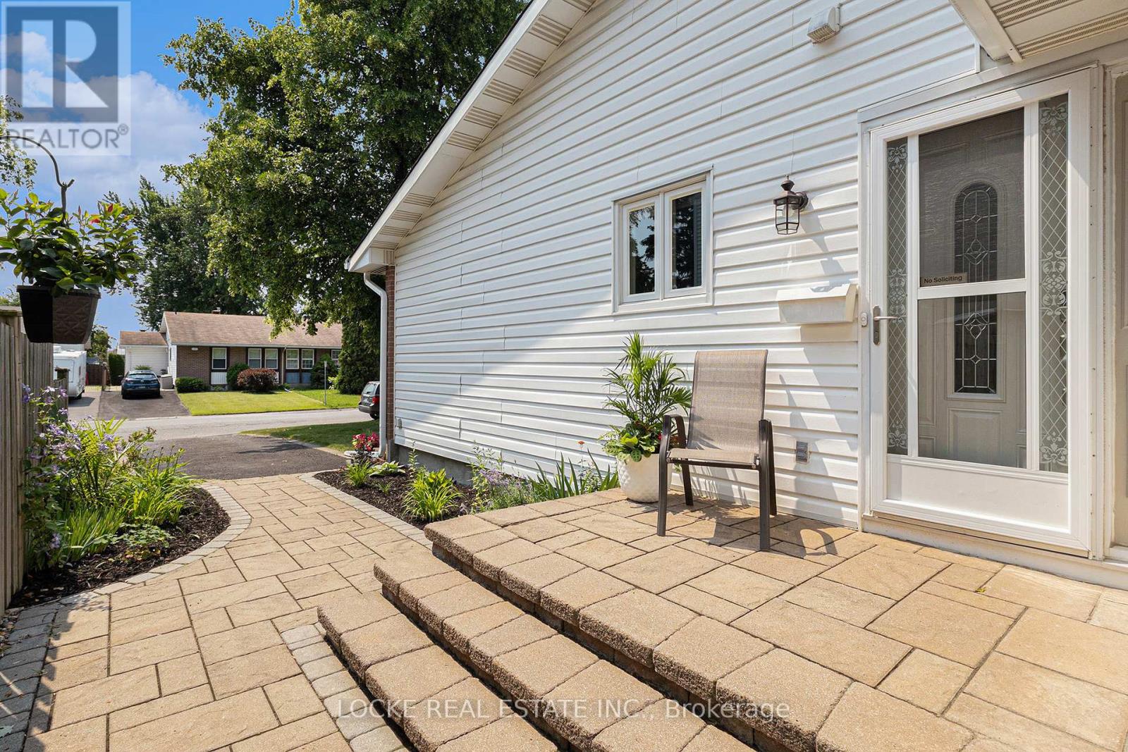 Property at 1382 LEIGH CRESCENT image 3