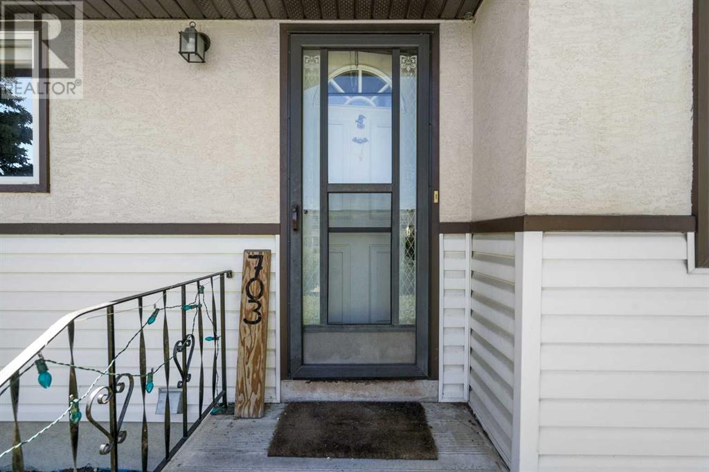 Property at 703 47 Street SE image 4