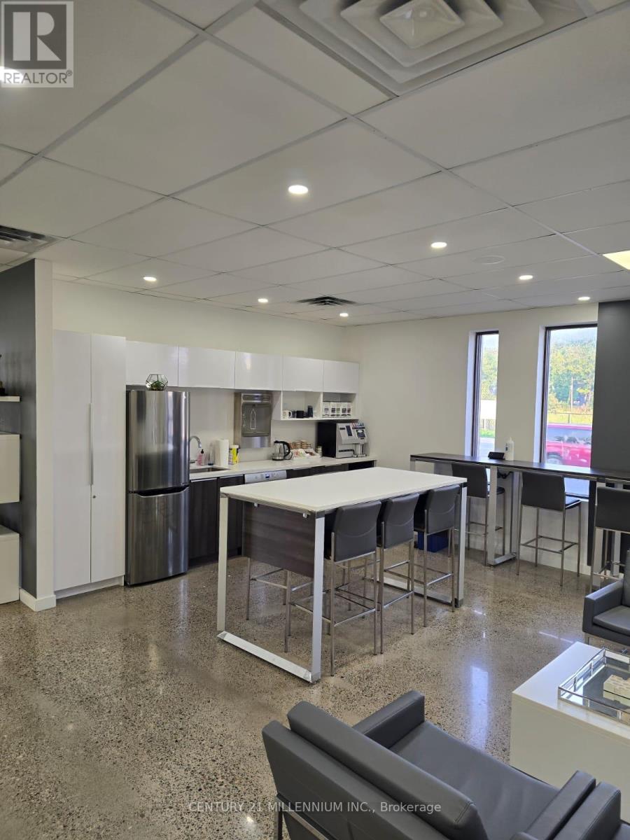 Unit A - 181 Queen Street E, Brampton (Queen Street Corridor), Ontario  L6W 2B3 - Photo 2 - W12250229