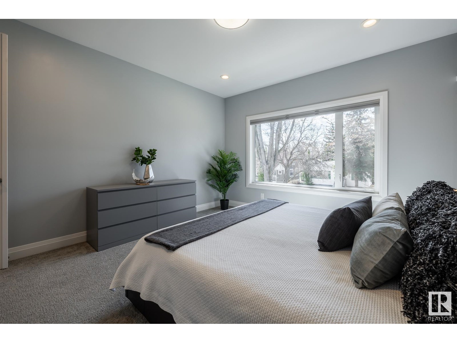 Property at 10936 71 AV NW image 2