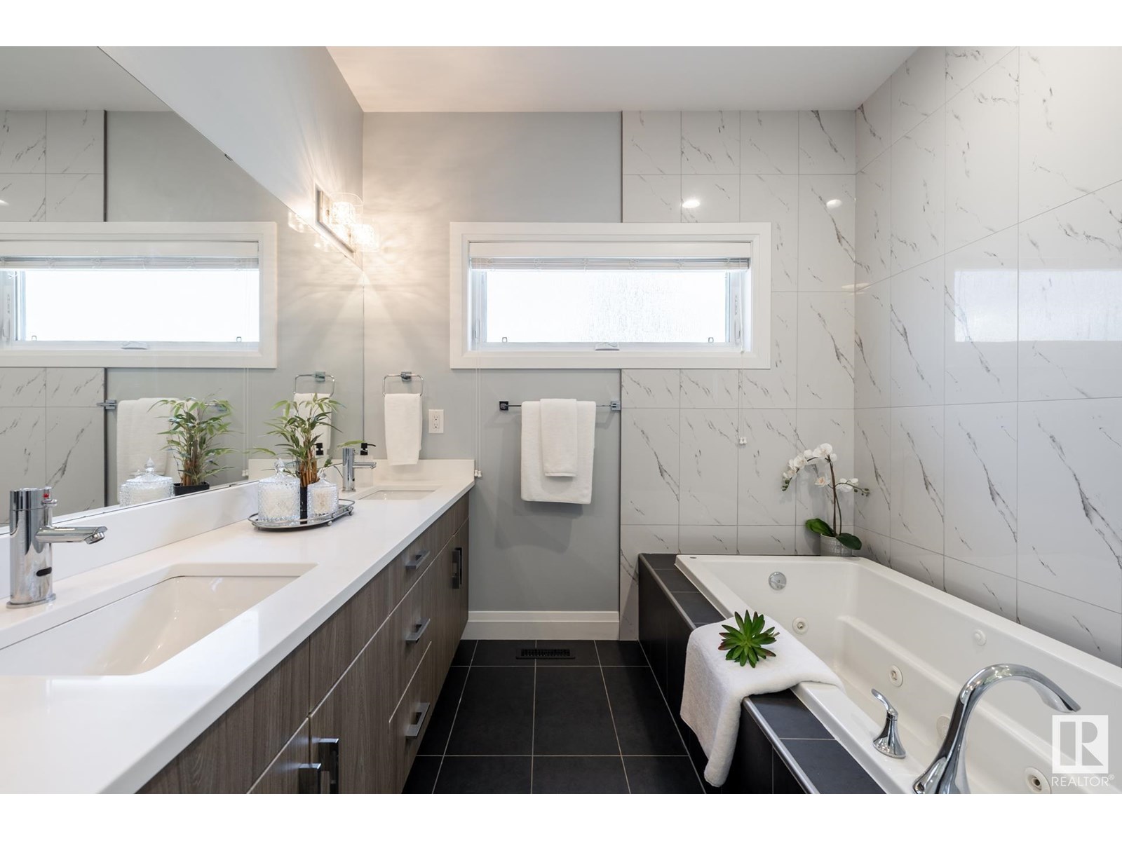 Property at 10936 71 AV NW image 4