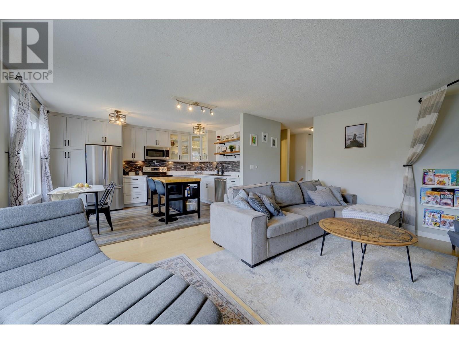 Property at 348 HOLLYBURN Drive image 3