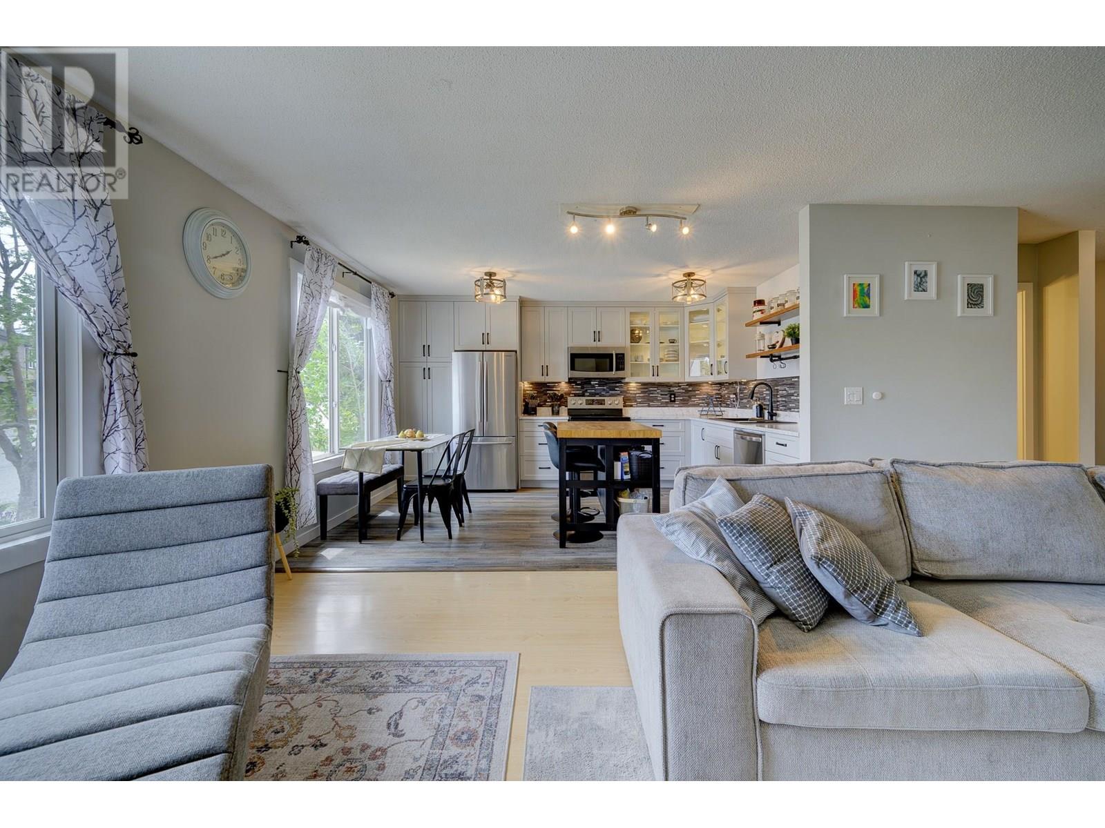 Property at 348 HOLLYBURN Drive image 4