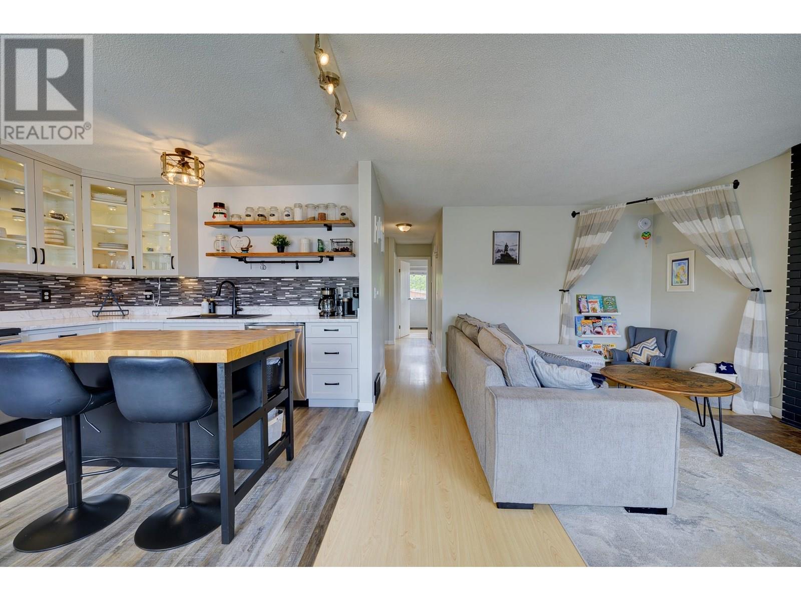Property at 348 HOLLYBURN Drive image 2