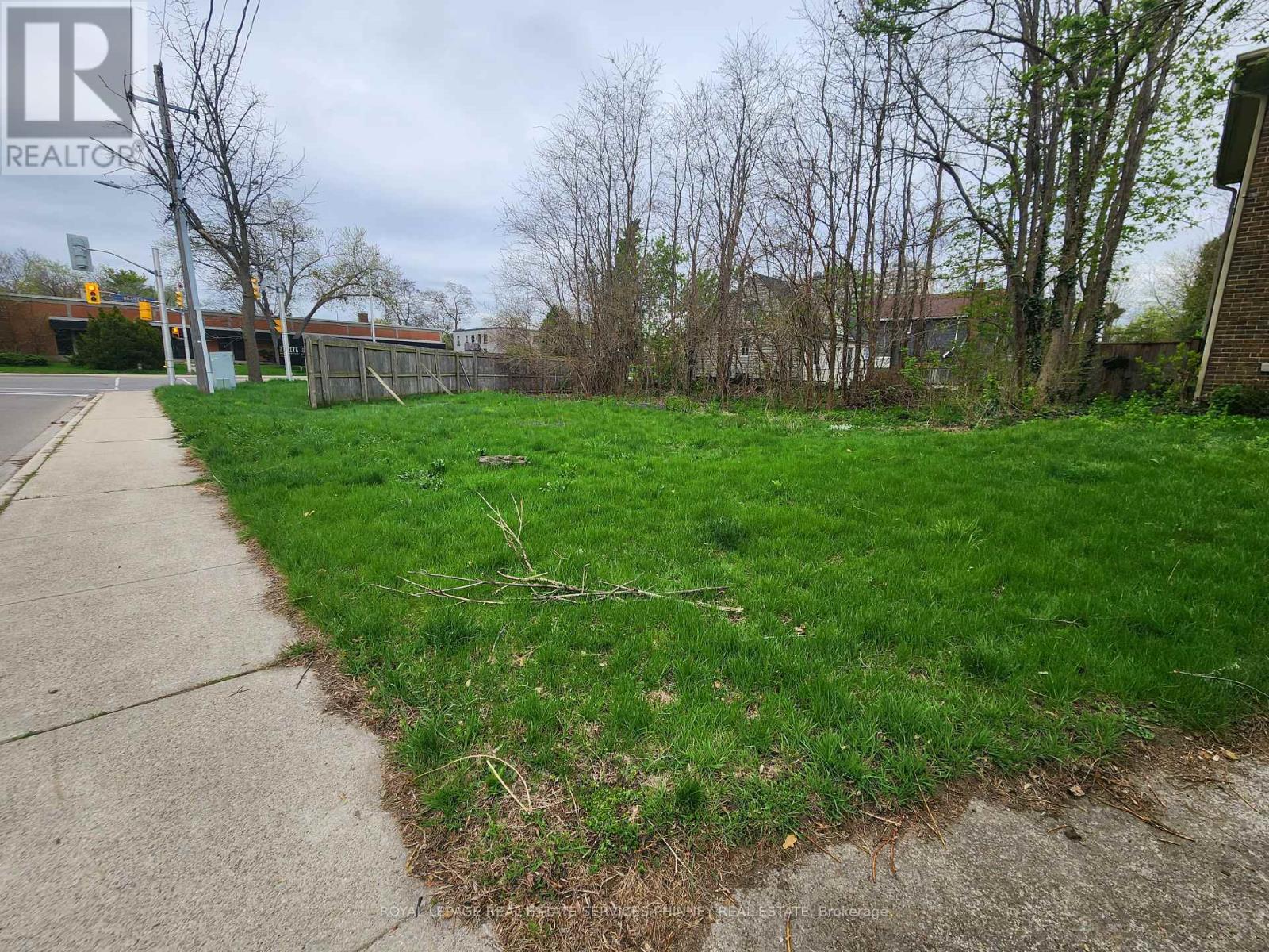 685 Brant Street, Burlington, Ontario  L7R 2H4 - Photo 3 - W12260577