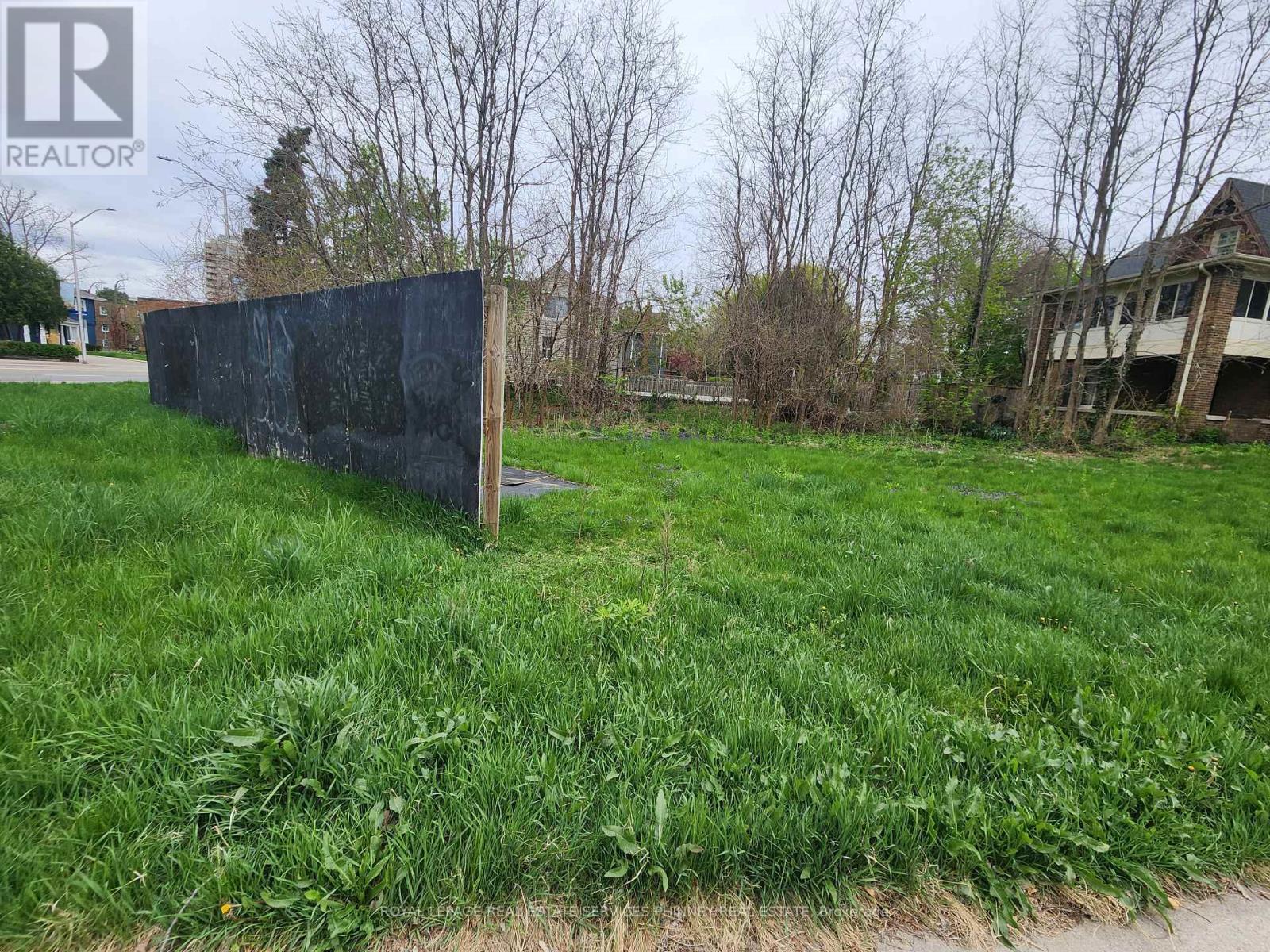 685 Brant Street, Burlington, Ontario  L7R 2H4 - Photo 4 - W12260577