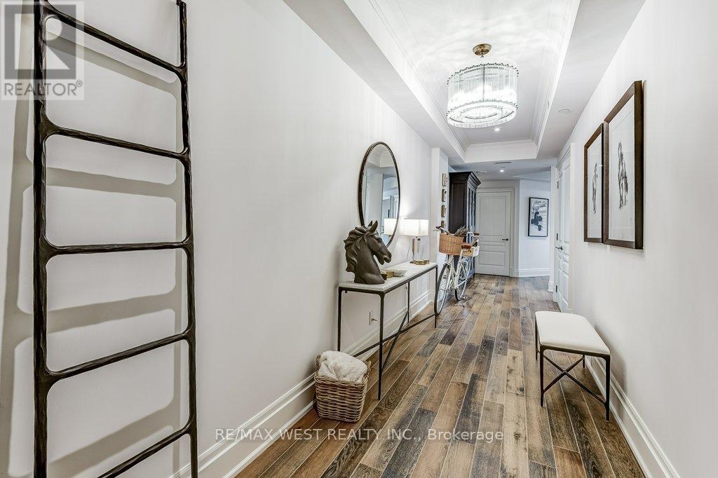 Property at 702 - 4 THE KINGSWAY image 2