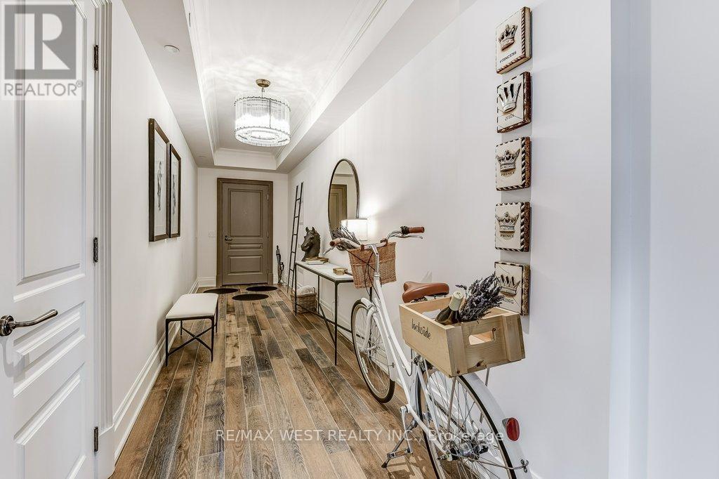 Property at 702 - 4 THE KINGSWAY image 3