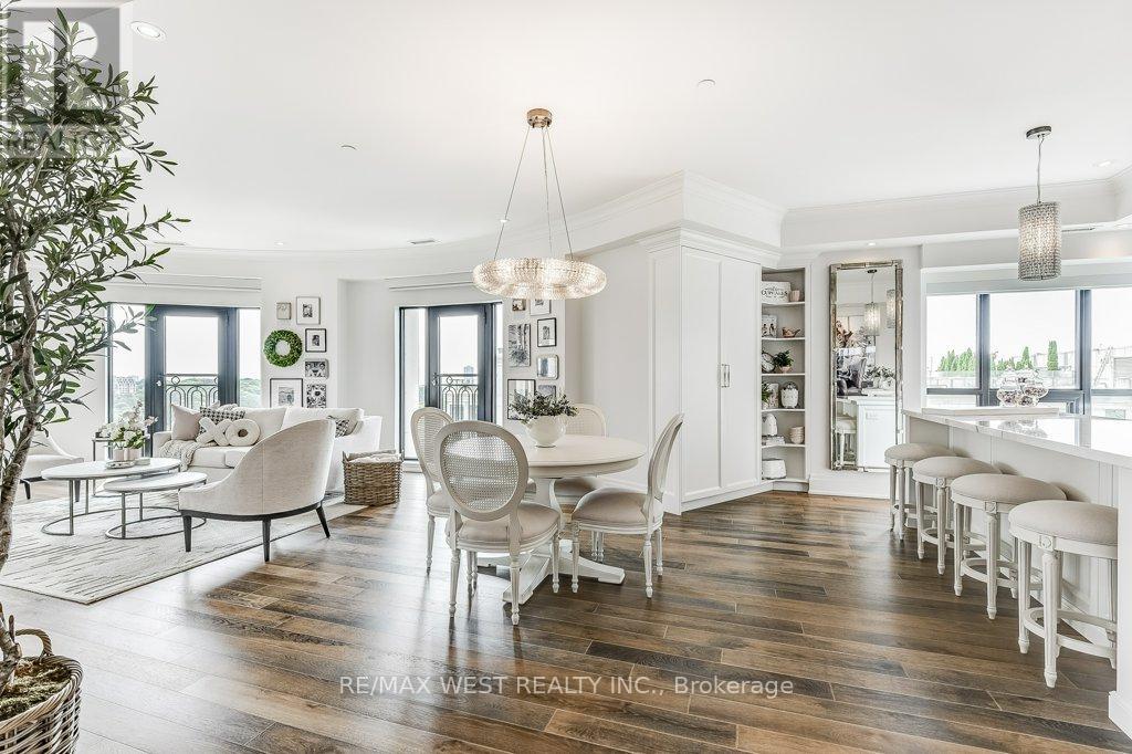 Property at 702 - 4 THE KINGSWAY image 4