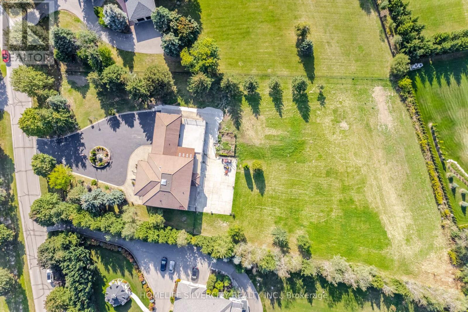 Property at 34 ESTATEVIEW CIRCLE image 2