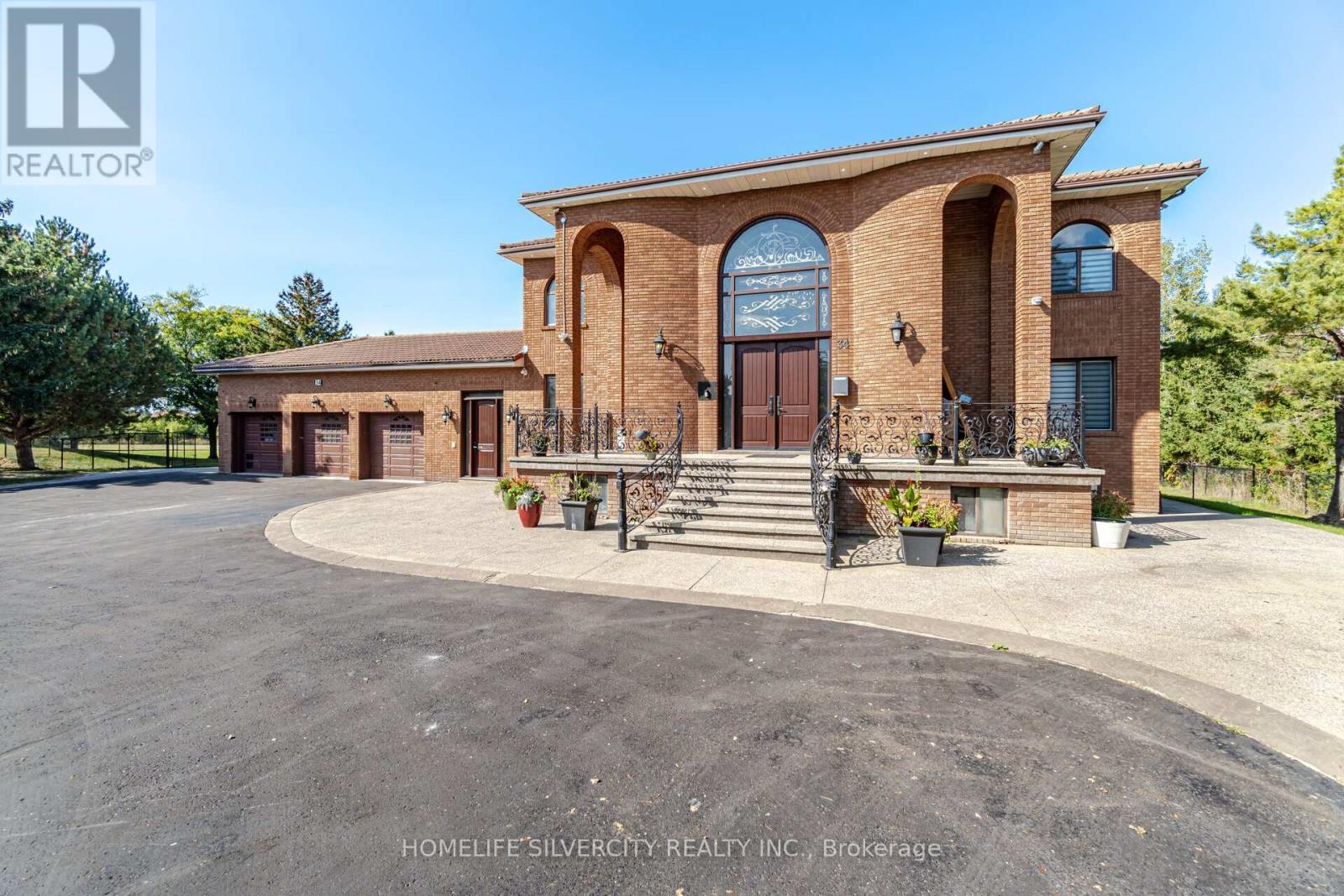 Property at 34 ESTATEVIEW CIRCLE image 3