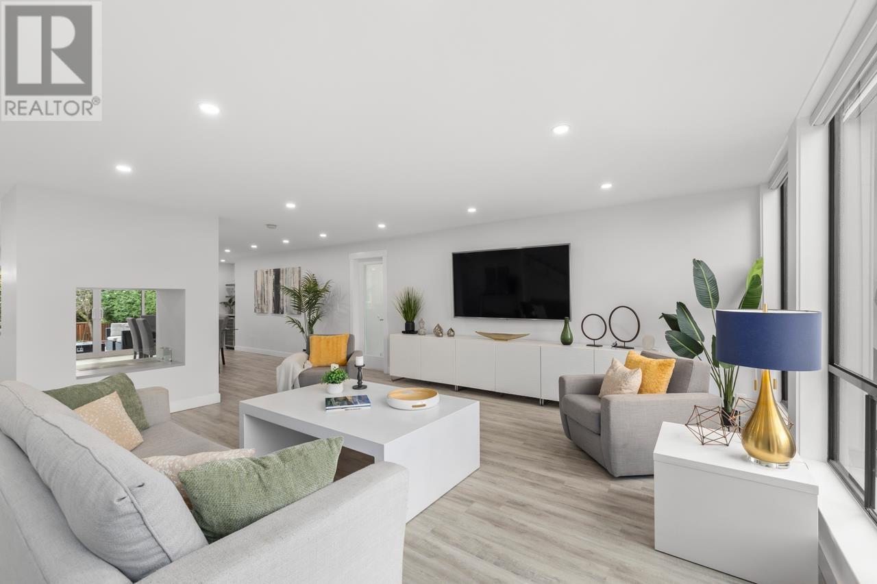 Property at 512 TRALEE CRESCENT image 3