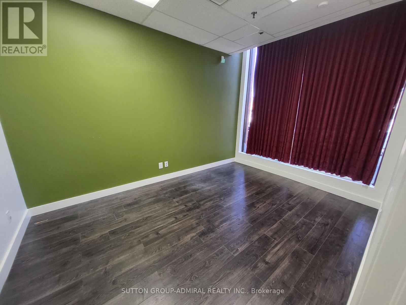 546 Champagne Drive, Toronto, Ontario  M3J 2T9 - Photo 13 - W12240341