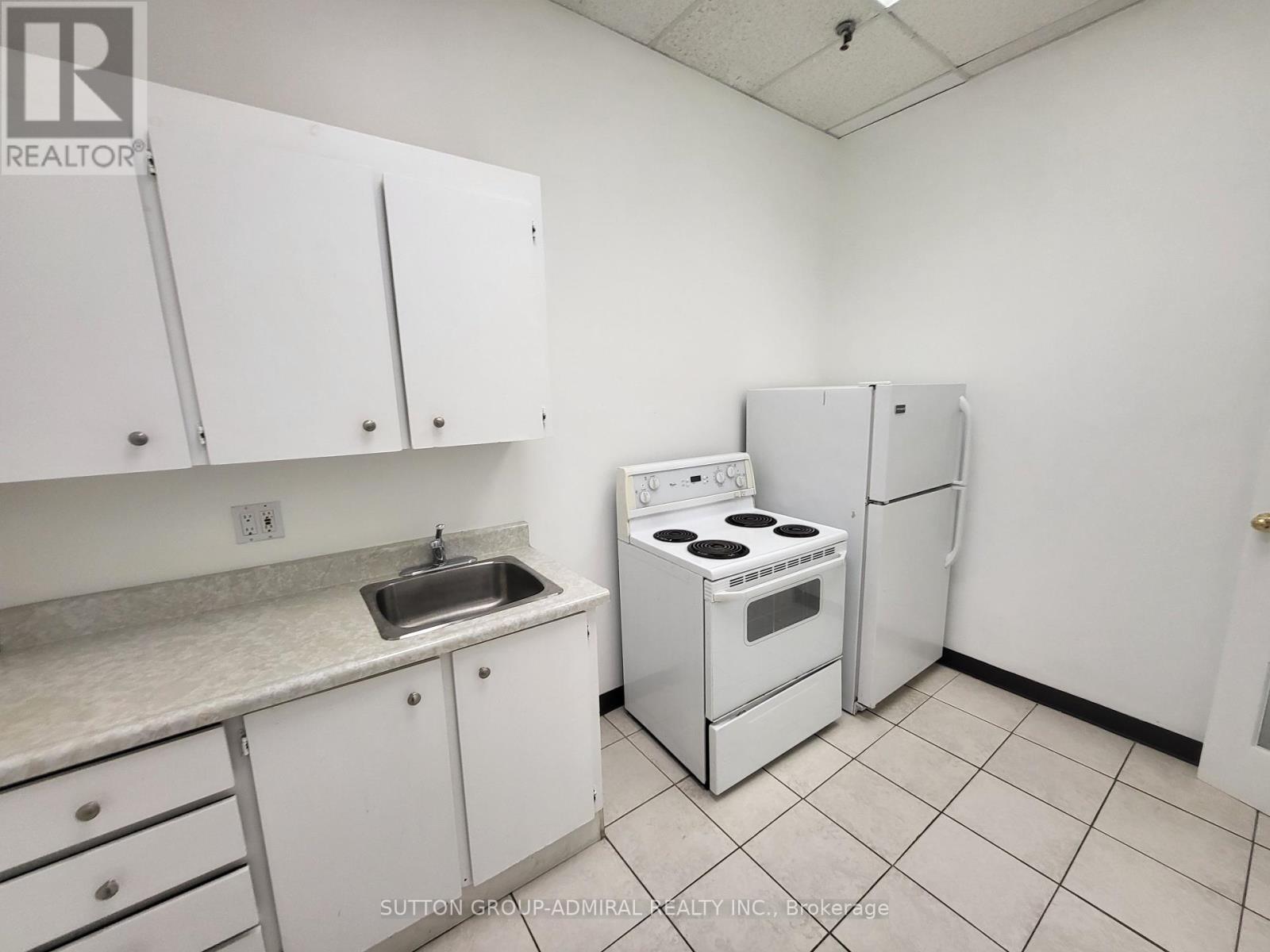 546 Champagne Drive, Toronto, Ontario  M3J 2T9 - Photo 18 - W12240341