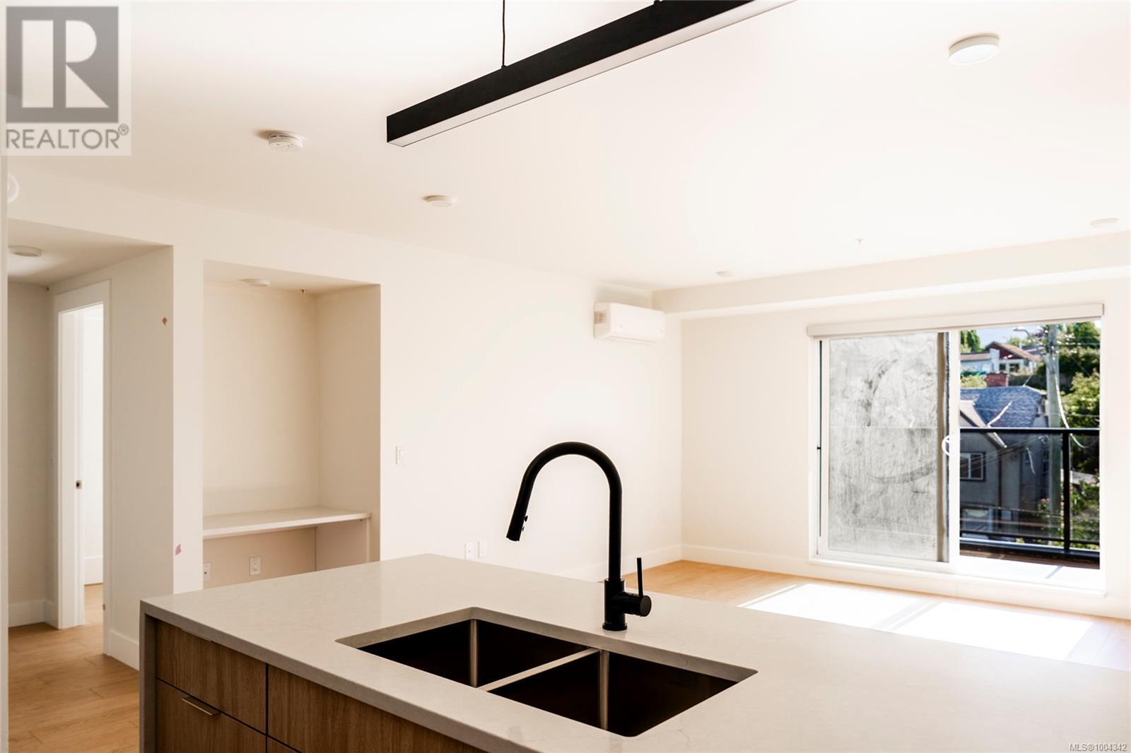 301 45 Haliburton St, Nanaimo, British Columbia  V9R 4V6 - Photo 3 - 1004342