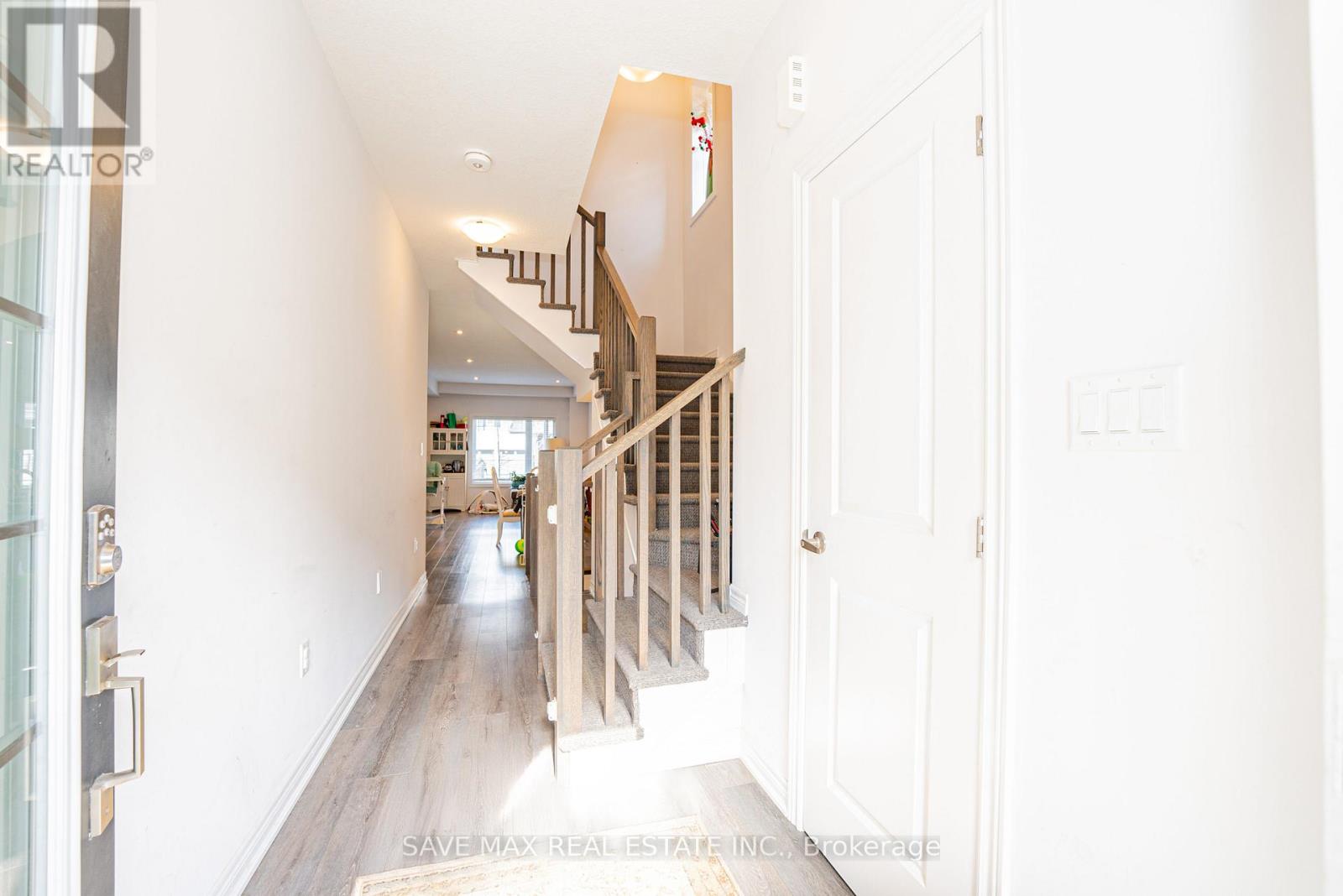 Property at 97 - 120 COURT DRIVE image 3
