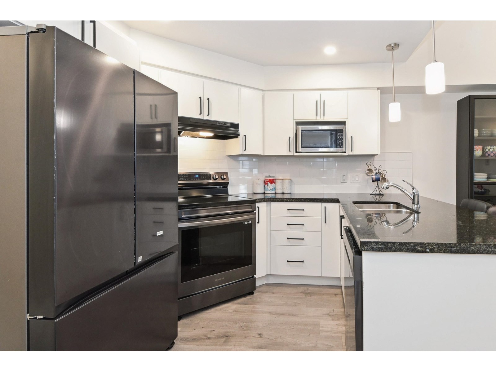 Property at 410 19730 56 AVENUE image 3