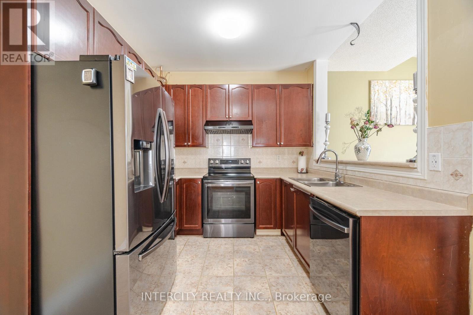 30 Pape Drive, Brampton, Ontario  L6R 0G4 - Photo 11 - W12260935