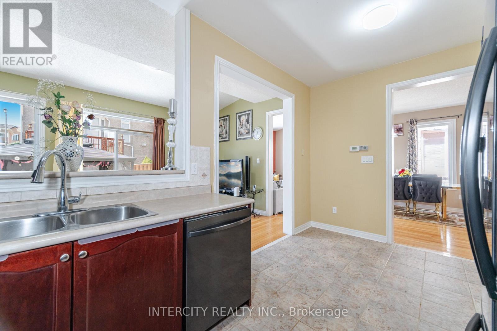 30 Pape Drive, Brampton, Ontario  L6R 0G4 - Photo 13 - W12260935