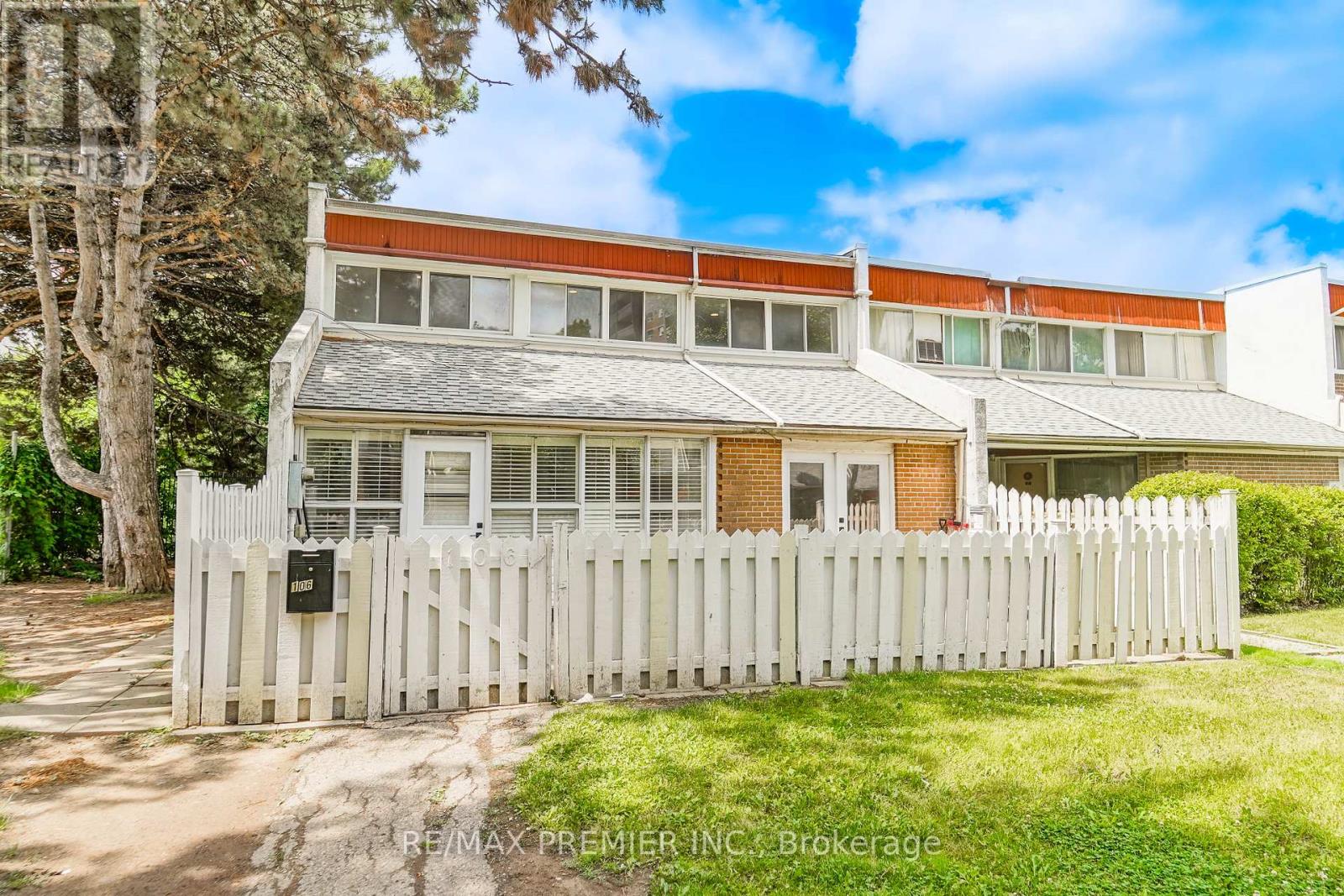 Unit 106 - 2901 Jane Street, Toronto, Ontario  M3N 2J8 - Photo 3 - W12261024
