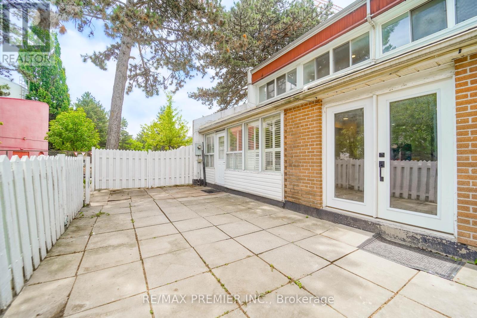 Unit 106 - 2901 Jane Street, Toronto, Ontario  M3N 2J8 - Photo 4 - W12261024