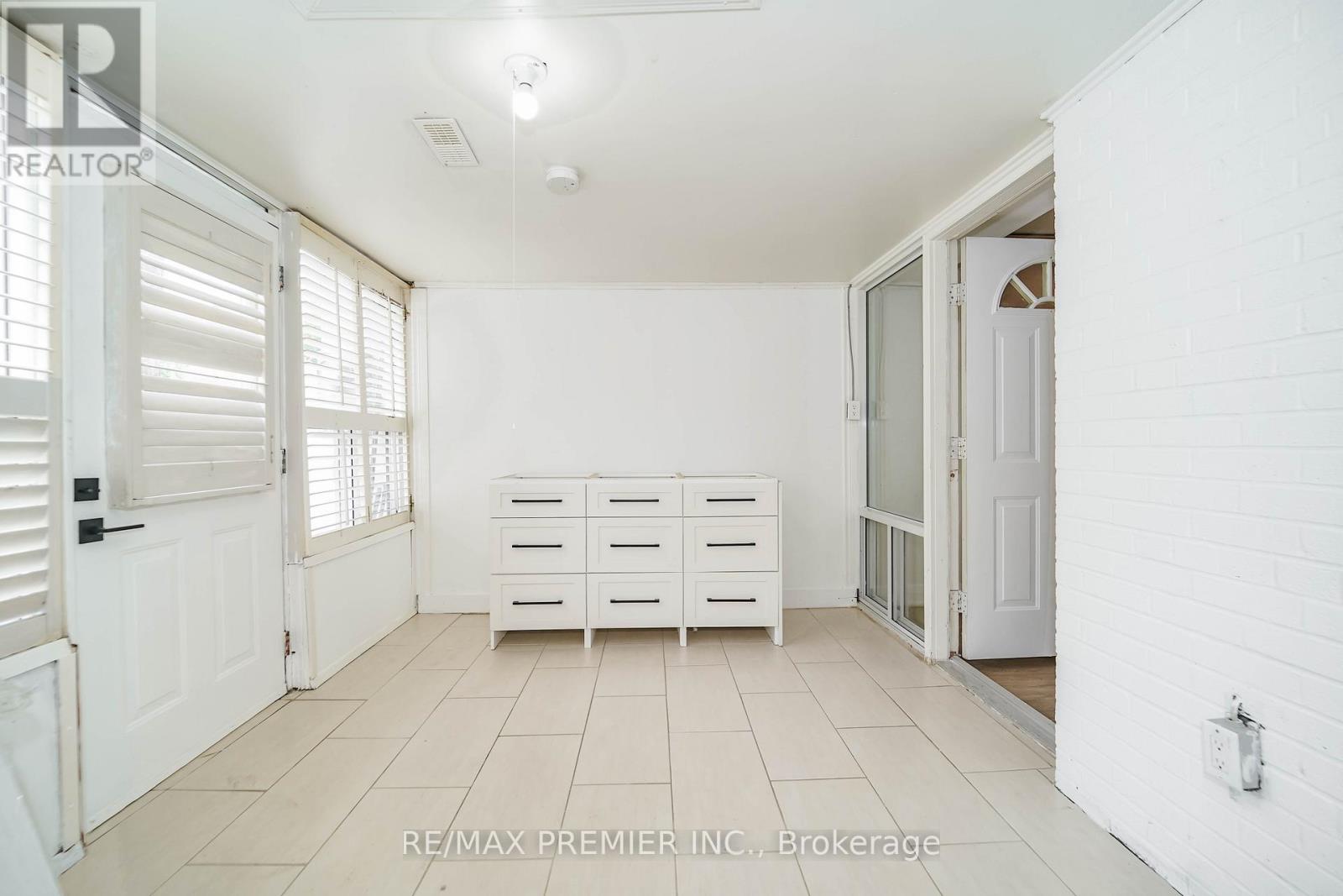 Unit 106 - 2901 Jane Street, Toronto, Ontario  M3N 2J8 - Photo 7 - W12261024