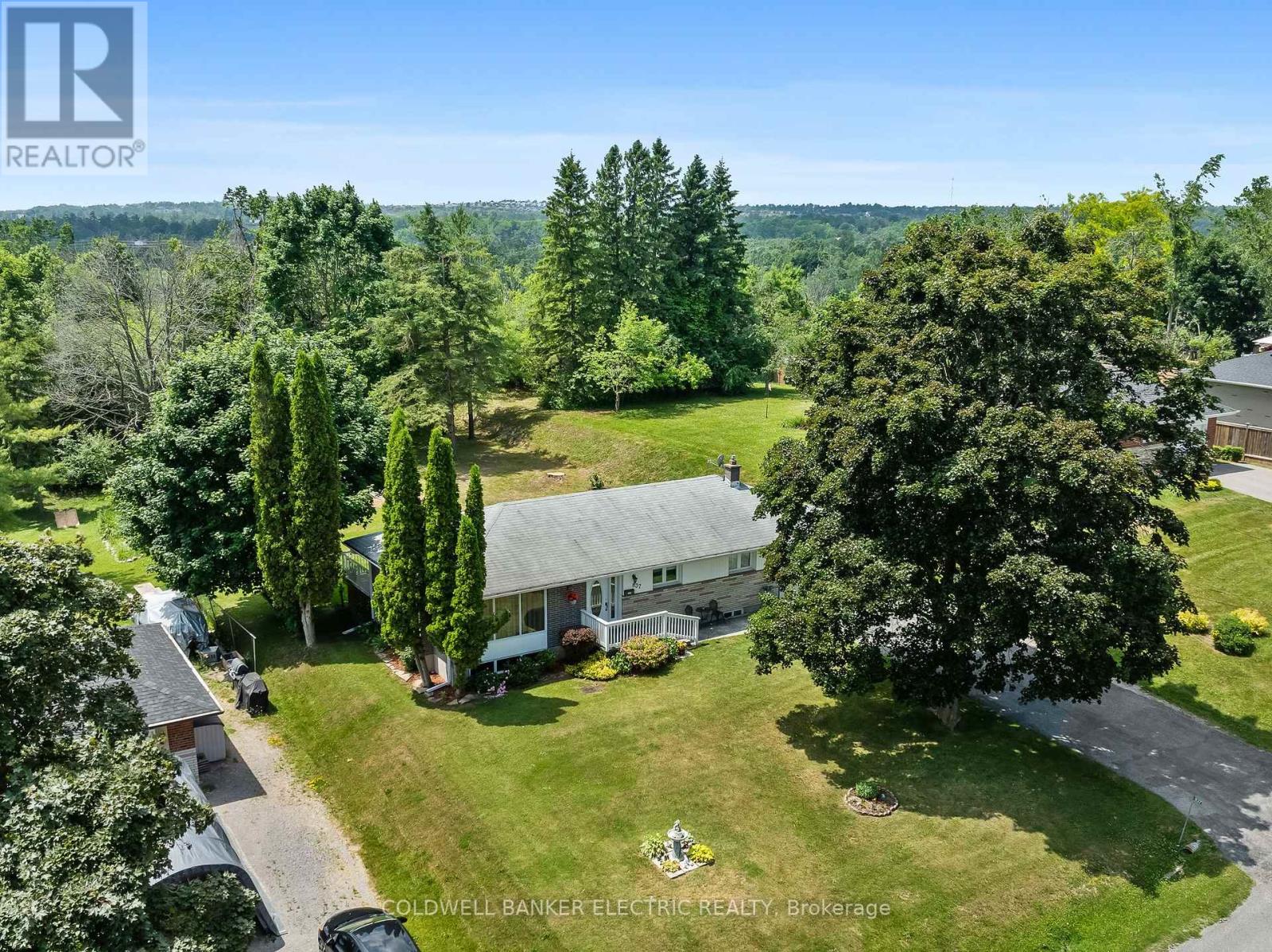 Property at 837 KINGSDALE DRIVE image 2