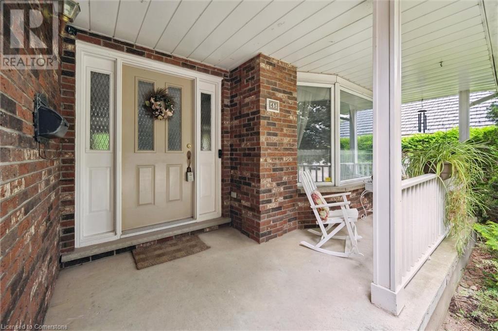 Property at 45 APPLEWOOD Crescent image 4