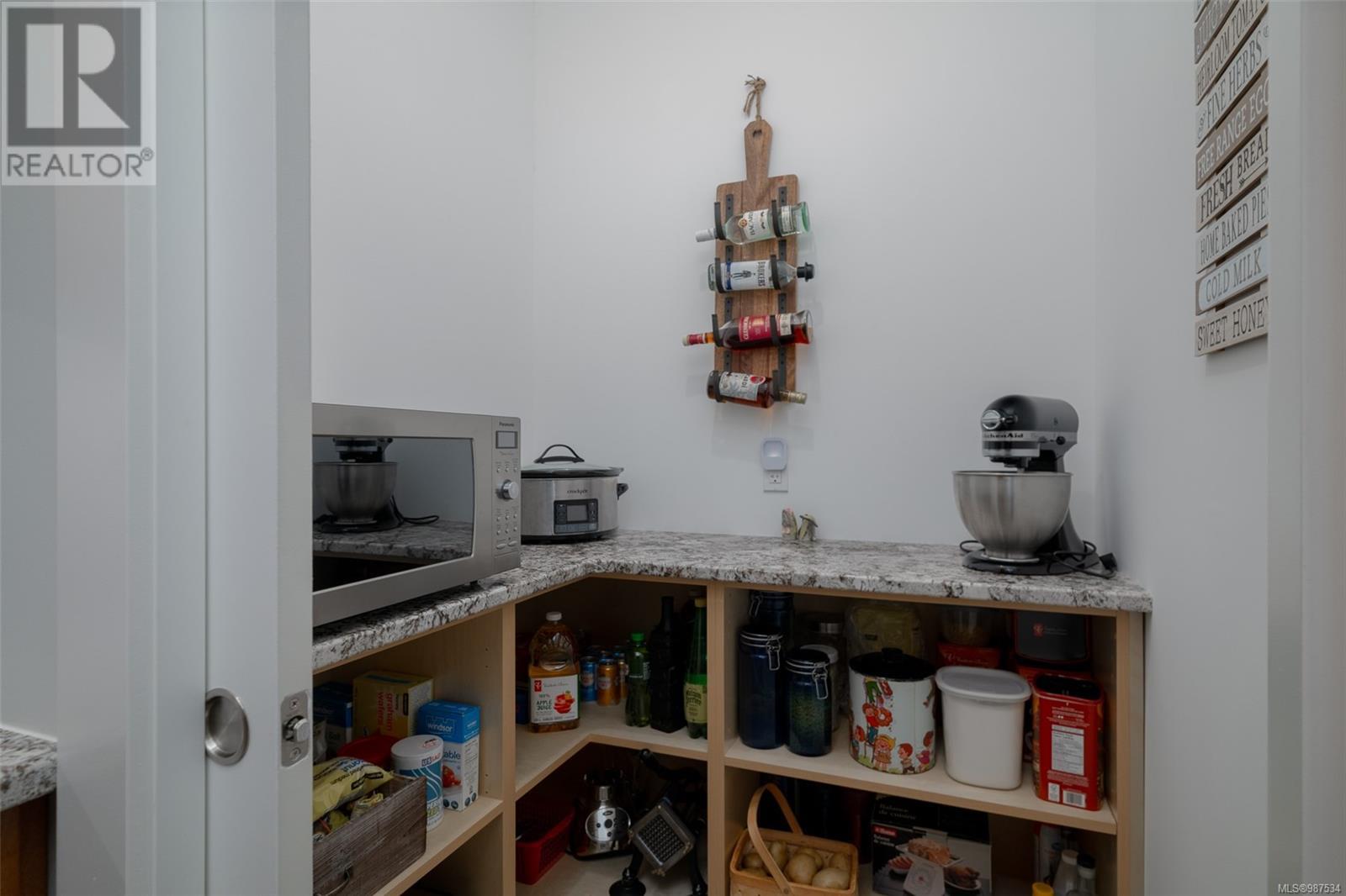 Property at 3569 Parkview Cres image 4