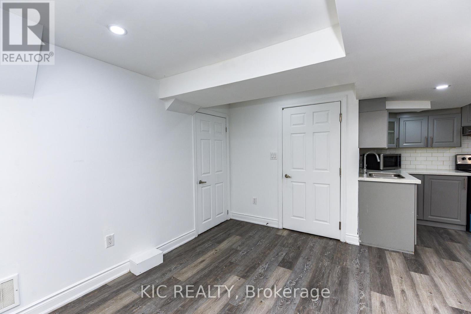 14 Paramount Place, Brampton, Ontario  L6Y 2T3 - Photo 1 - W12261186