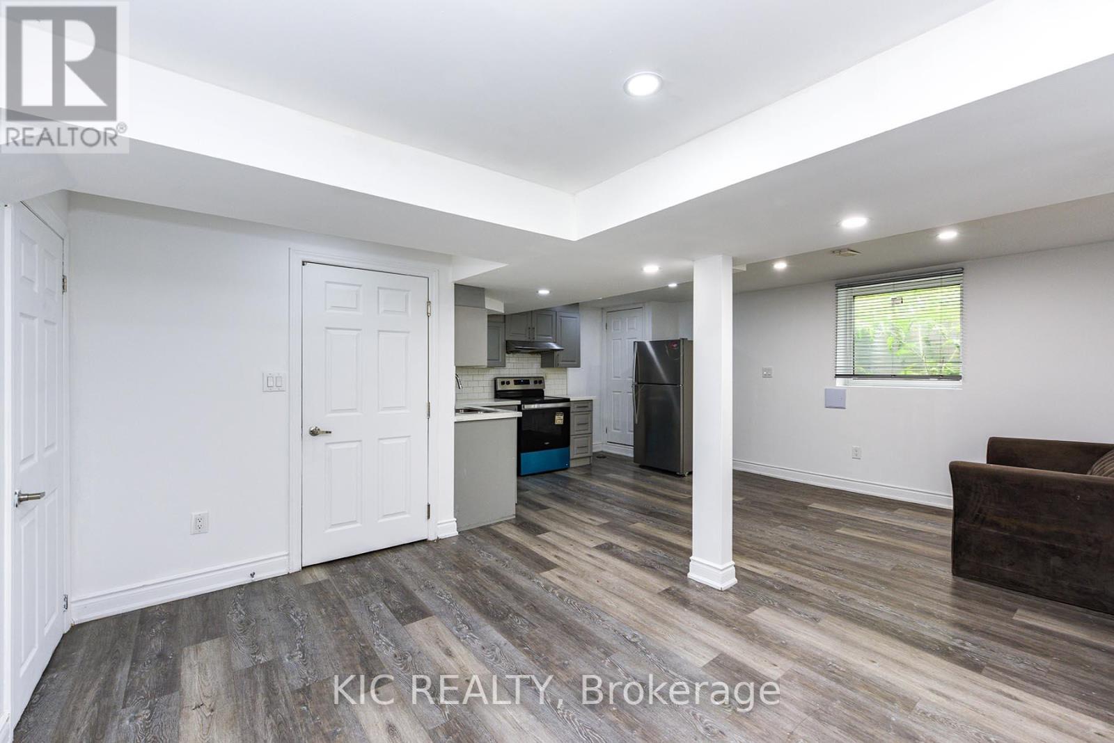 14 Paramount Place, Brampton, Ontario  L6Y 2T3 - Photo 2 - W12261186