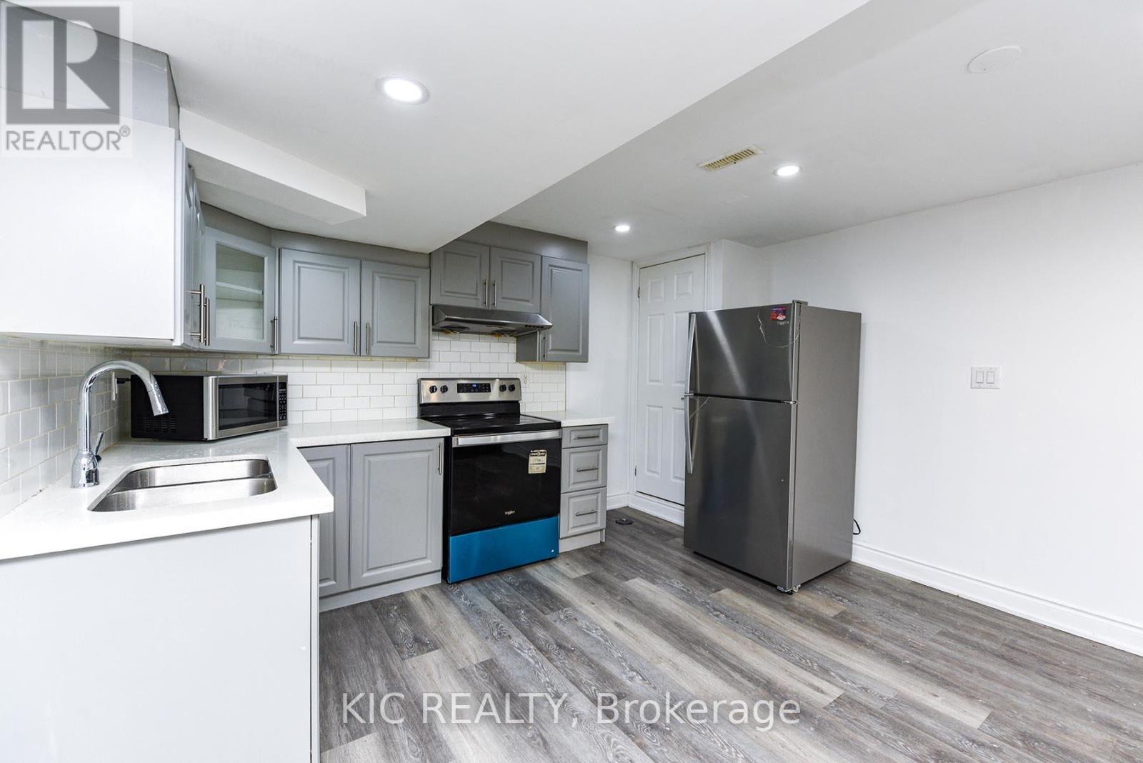 14 Paramount Place, Brampton, Ontario  L6Y 2T3 - Photo 3 - W12261186
