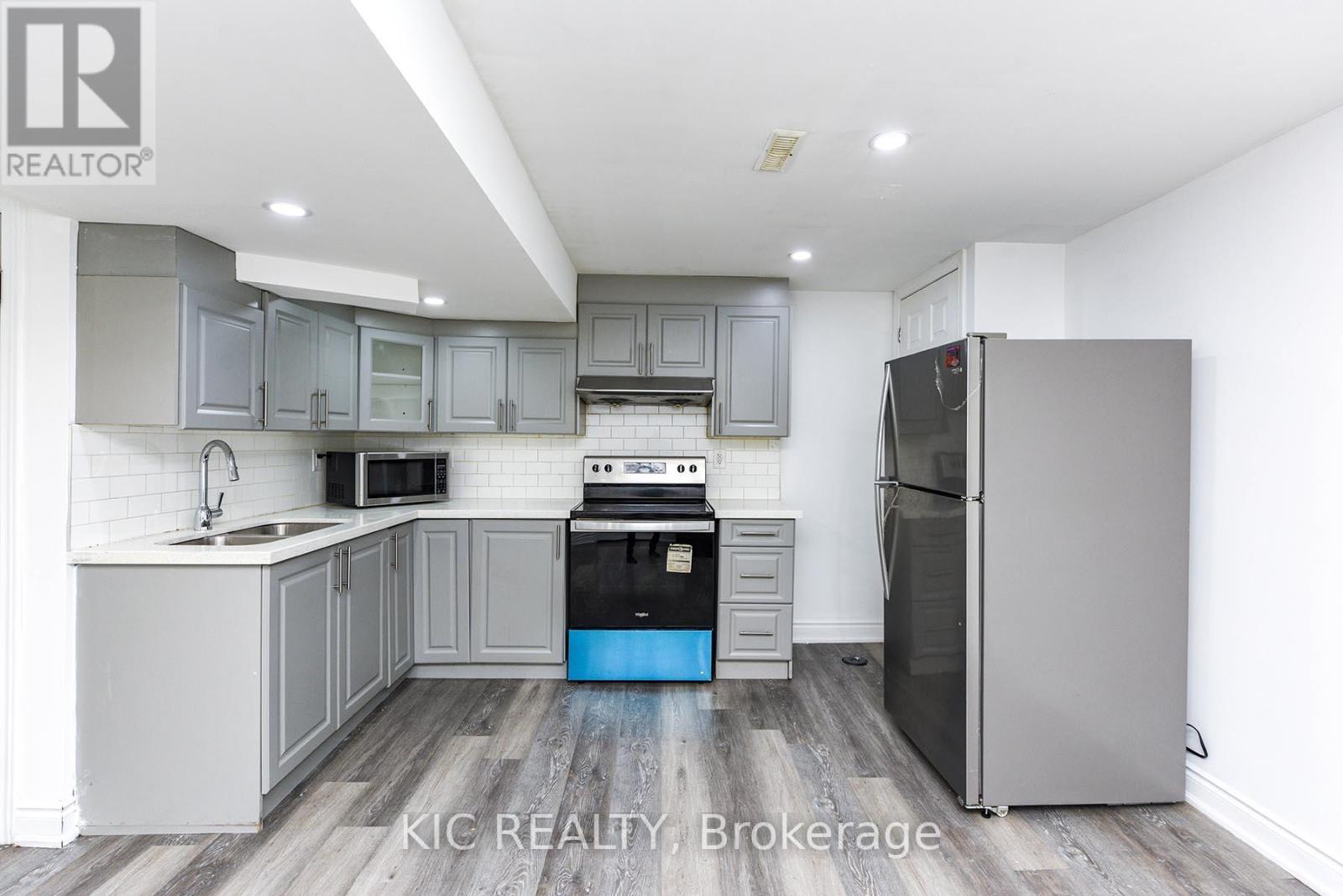 14 Paramount Place, Brampton, Ontario  L6Y 2T3 - Photo 4 - W12261186