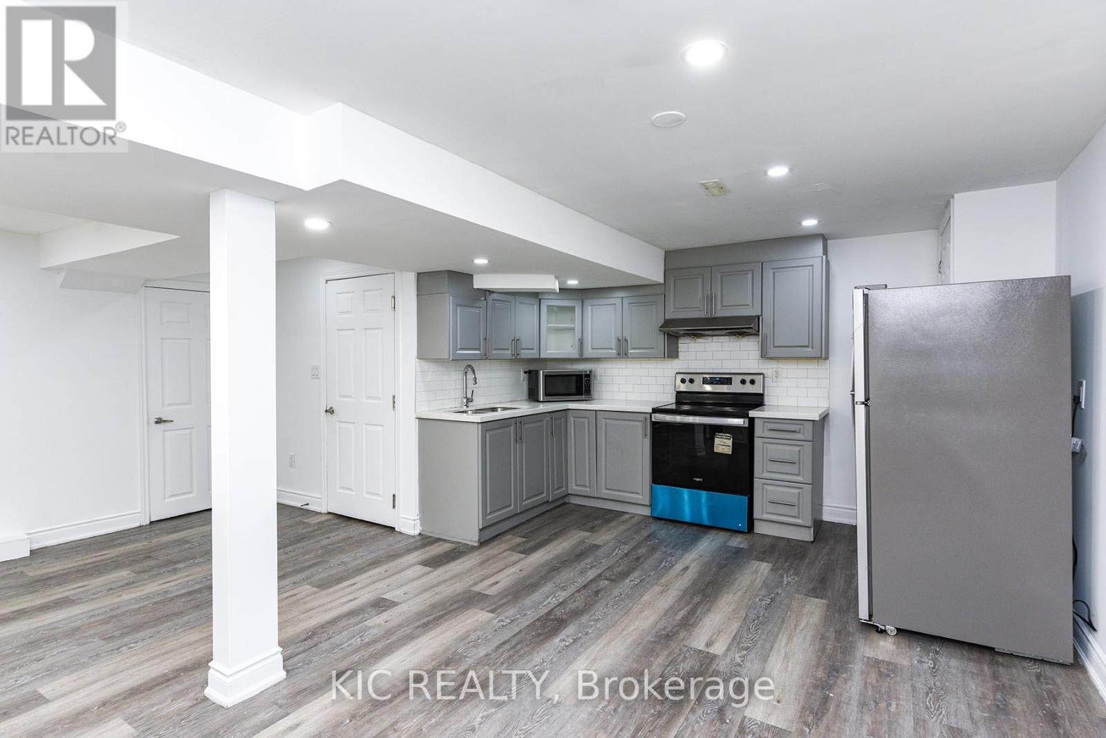 14 Paramount Place, Brampton, Ontario  L6Y 2T3 - Photo 7 - W12261186