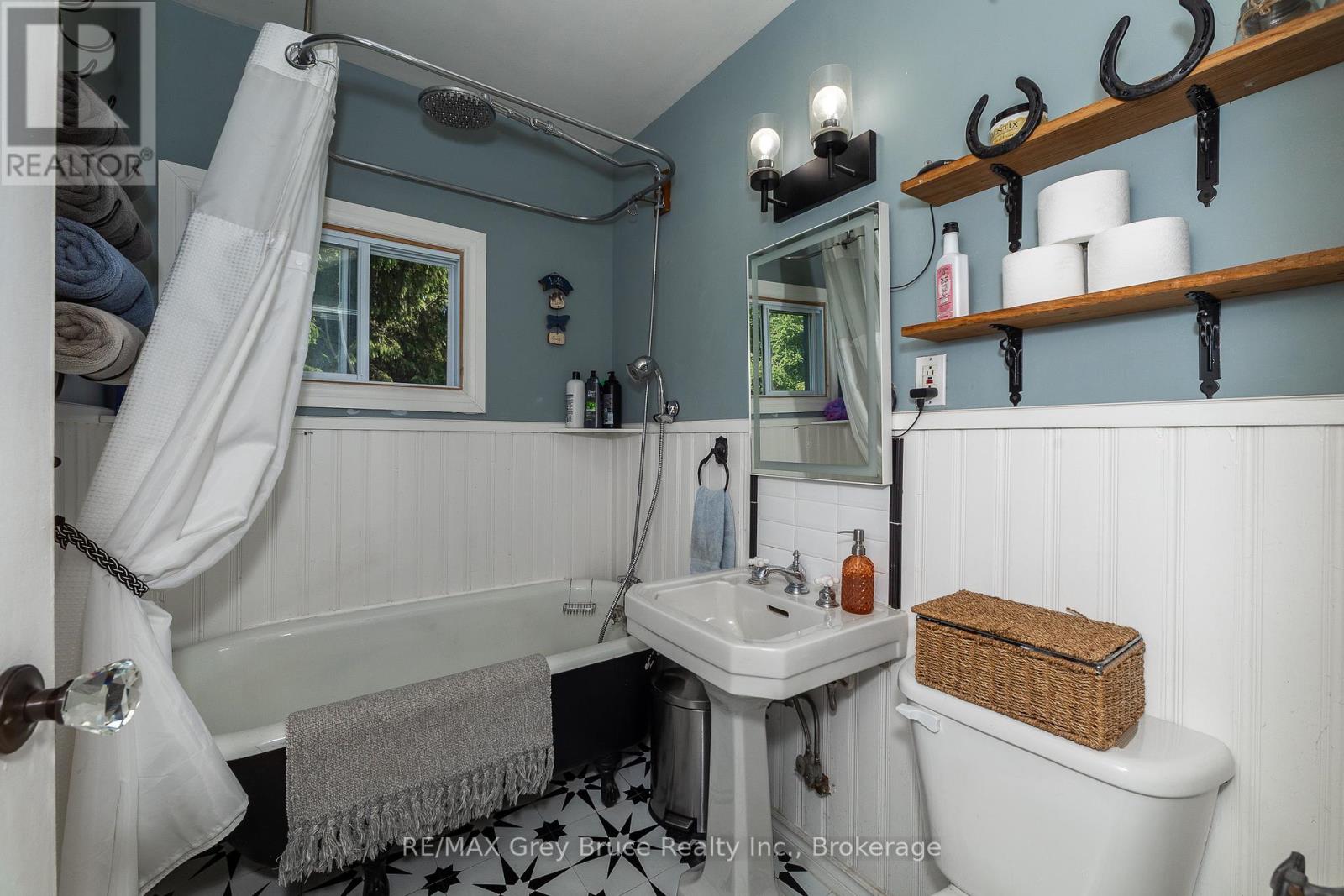 362404 Lindenwood Road, Georgian Bluffs, Ontario N0H 2T0 - Photo 10 - X12261349