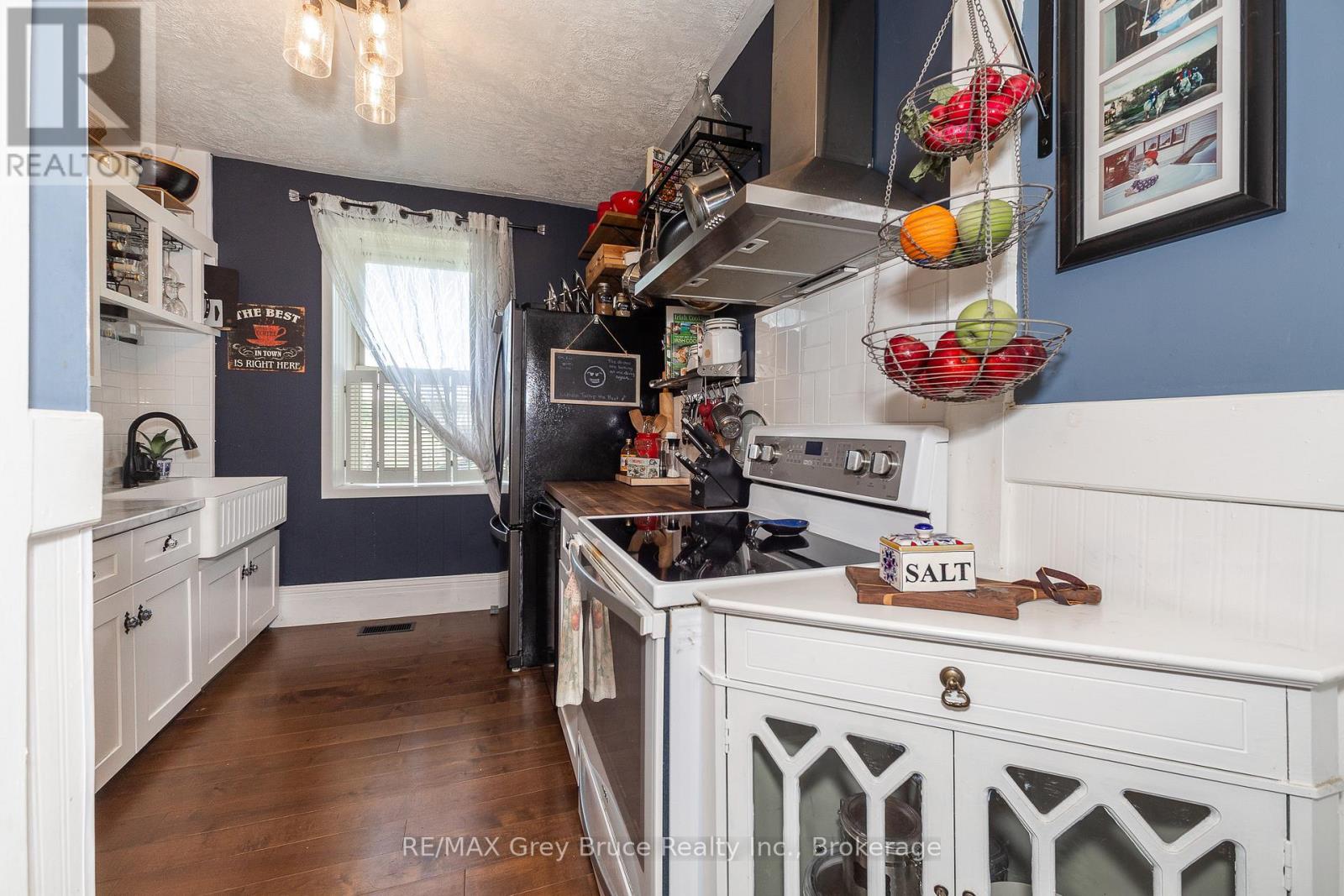 362404 Lindenwood Road, Georgian Bluffs, Ontario N0H 2T0 - Photo 12 - X12261349