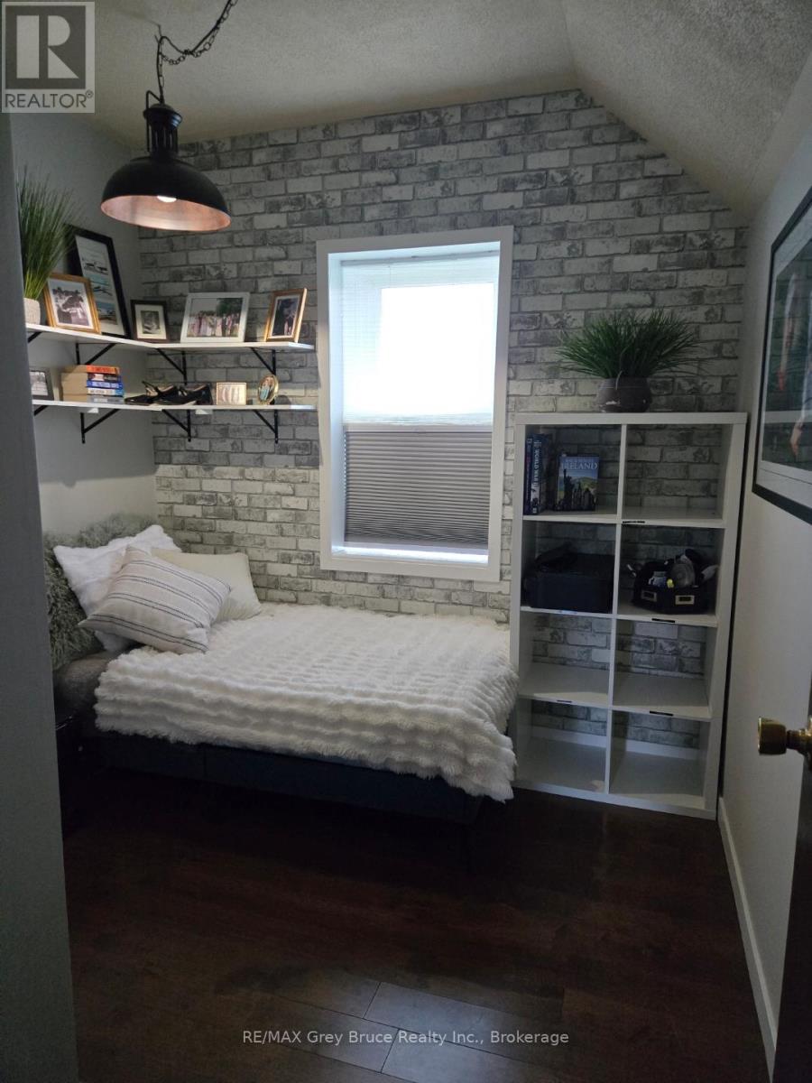 362404 Lindenwood Road, Georgian Bluffs, Ontario N0H 2T0 - Photo 21 - X12261349