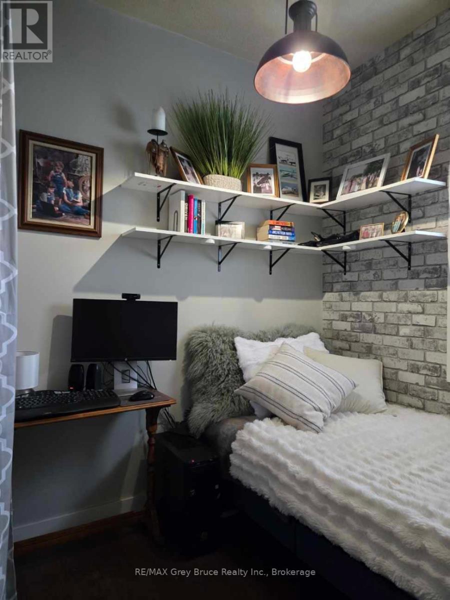 362404 Lindenwood Road, Georgian Bluffs, Ontario N0H 2T0 - Photo 22 - X12261349