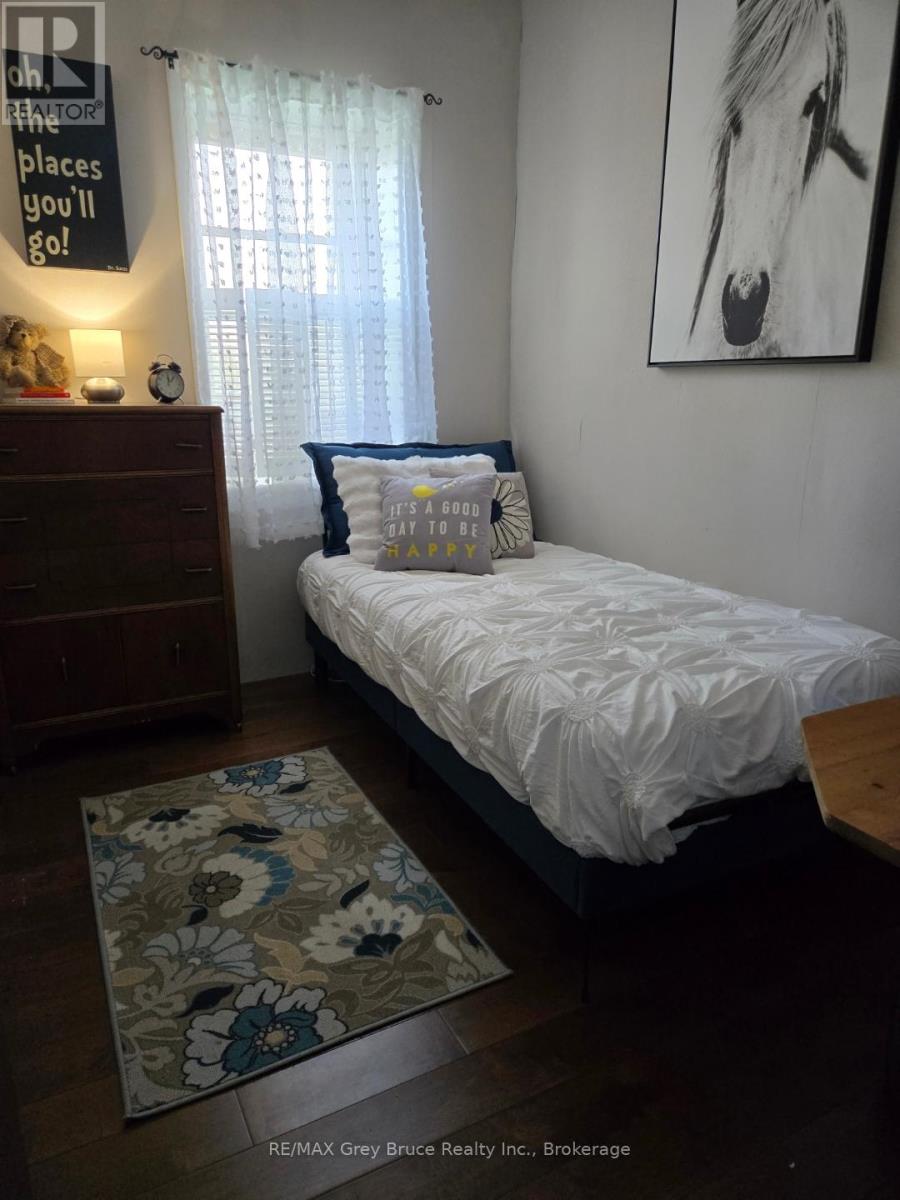 362404 Lindenwood Road, Georgian Bluffs, Ontario N0H 2T0 - Photo 23 - X12261349