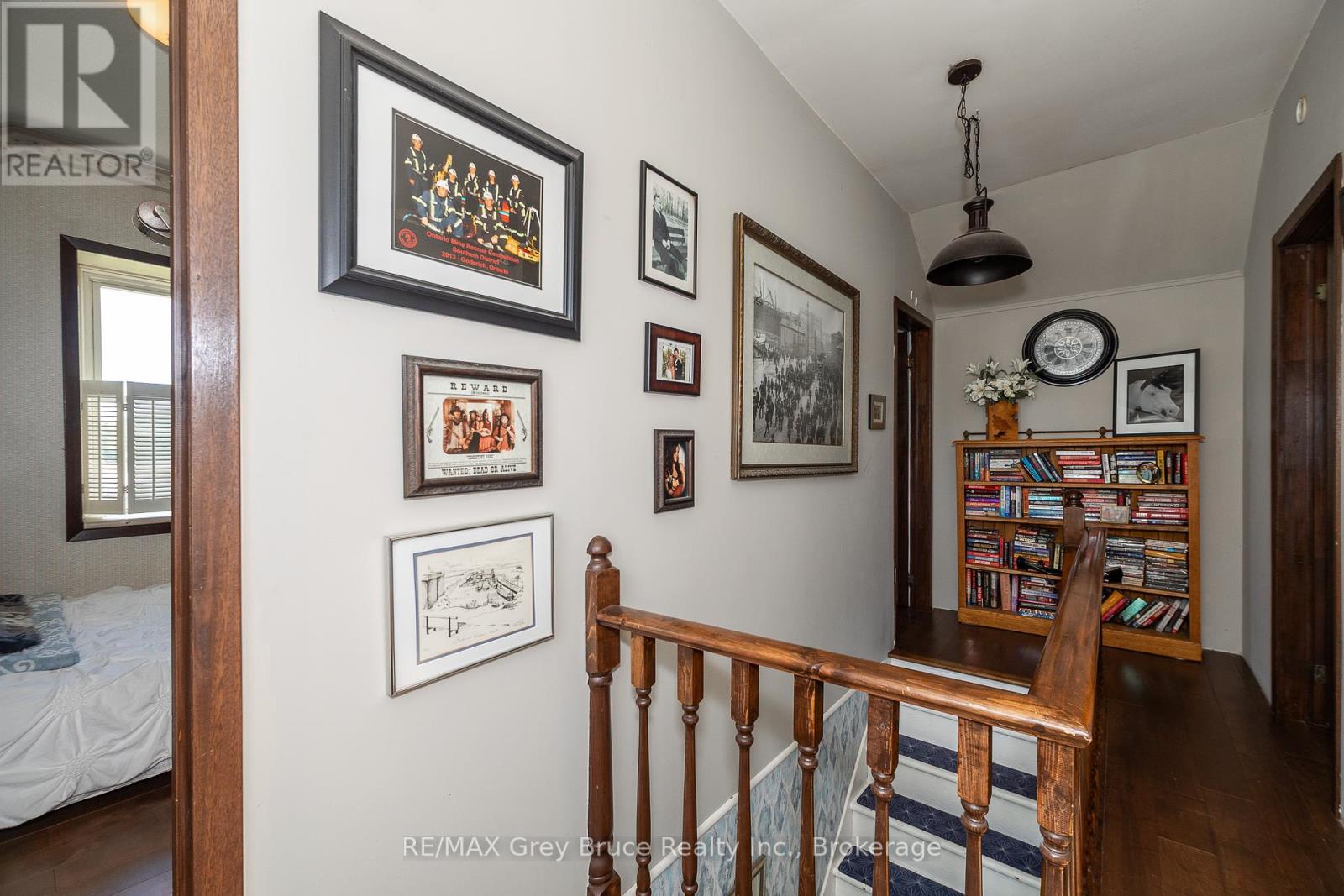 362404 Lindenwood Road, Georgian Bluffs, Ontario N0H 2T0 - Photo 25 - X12261349