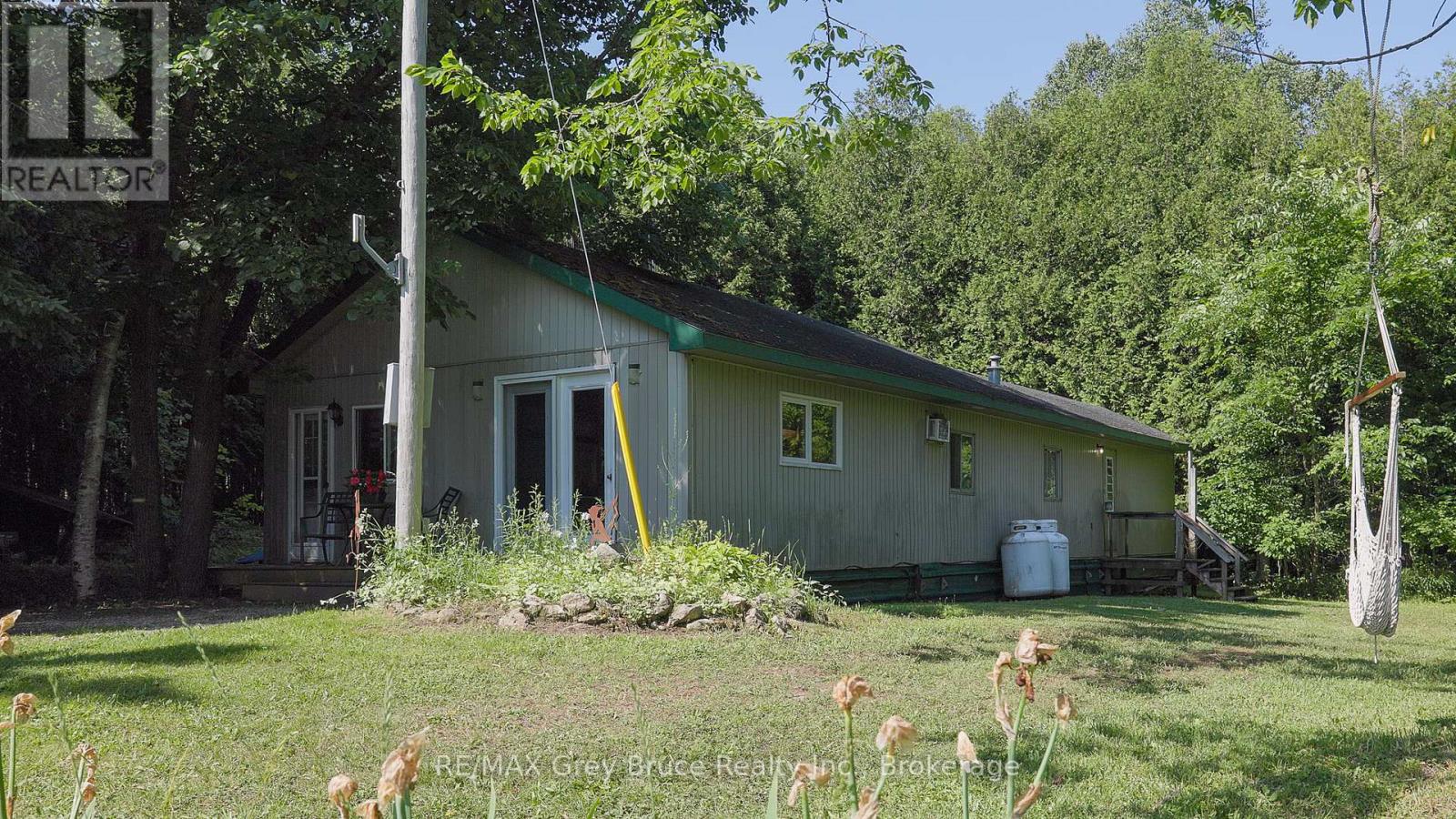 362404 Lindenwood Road, Georgian Bluffs, Ontario N0H 2T0 - Photo 26 - X12261349
