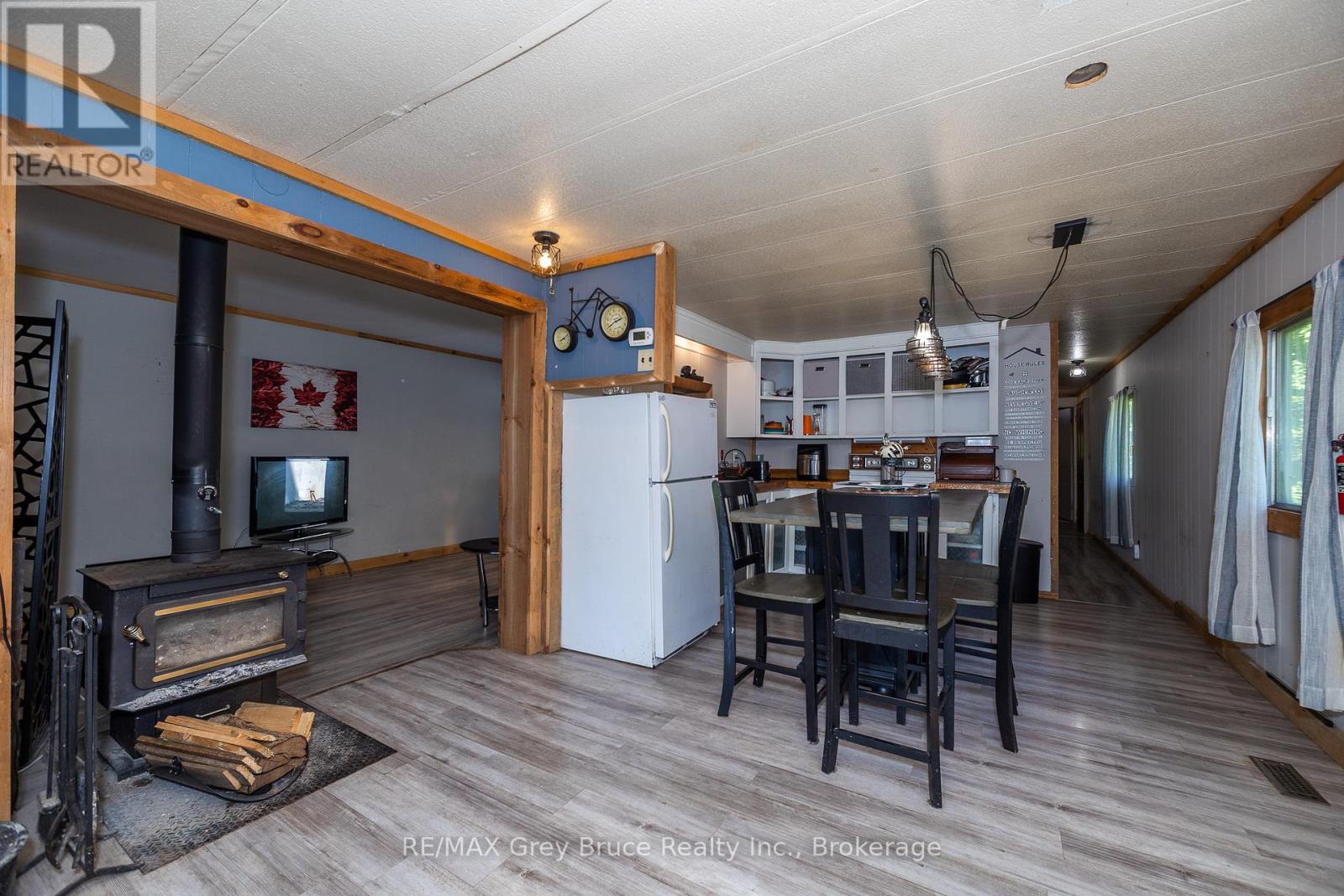 362404 Lindenwood Road, Georgian Bluffs, Ontario N0H 2T0 - Photo 28 - X12261349