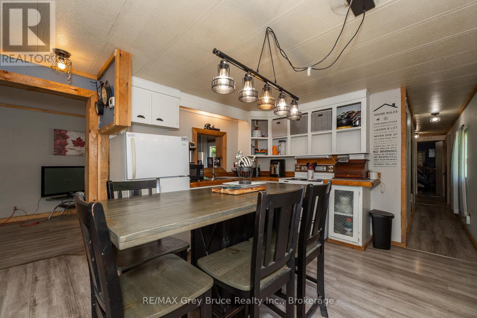 362404 Lindenwood Road, Georgian Bluffs, Ontario N0H 2T0 - Photo 29 - X12261349