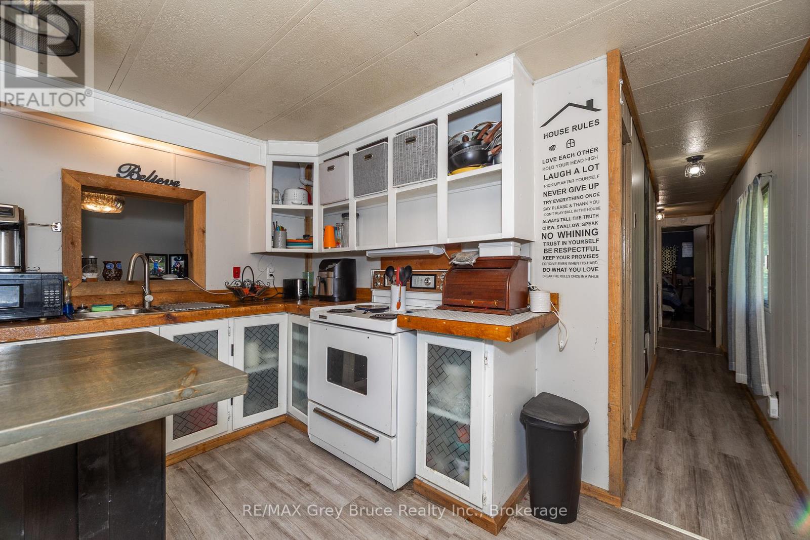 362404 Lindenwood Road, Georgian Bluffs, Ontario N0H 2T0 - Photo 30 - X12261349