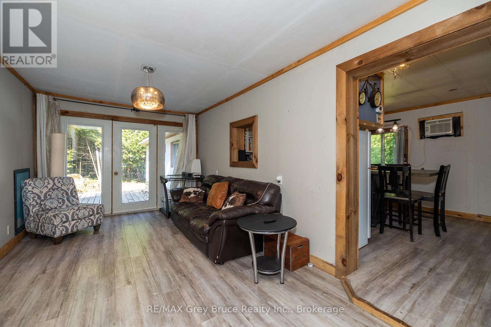 362404 Lindenwood Road, Georgian Bluffs, Ontario N0H 2T0 - Photo 32 - X12261349