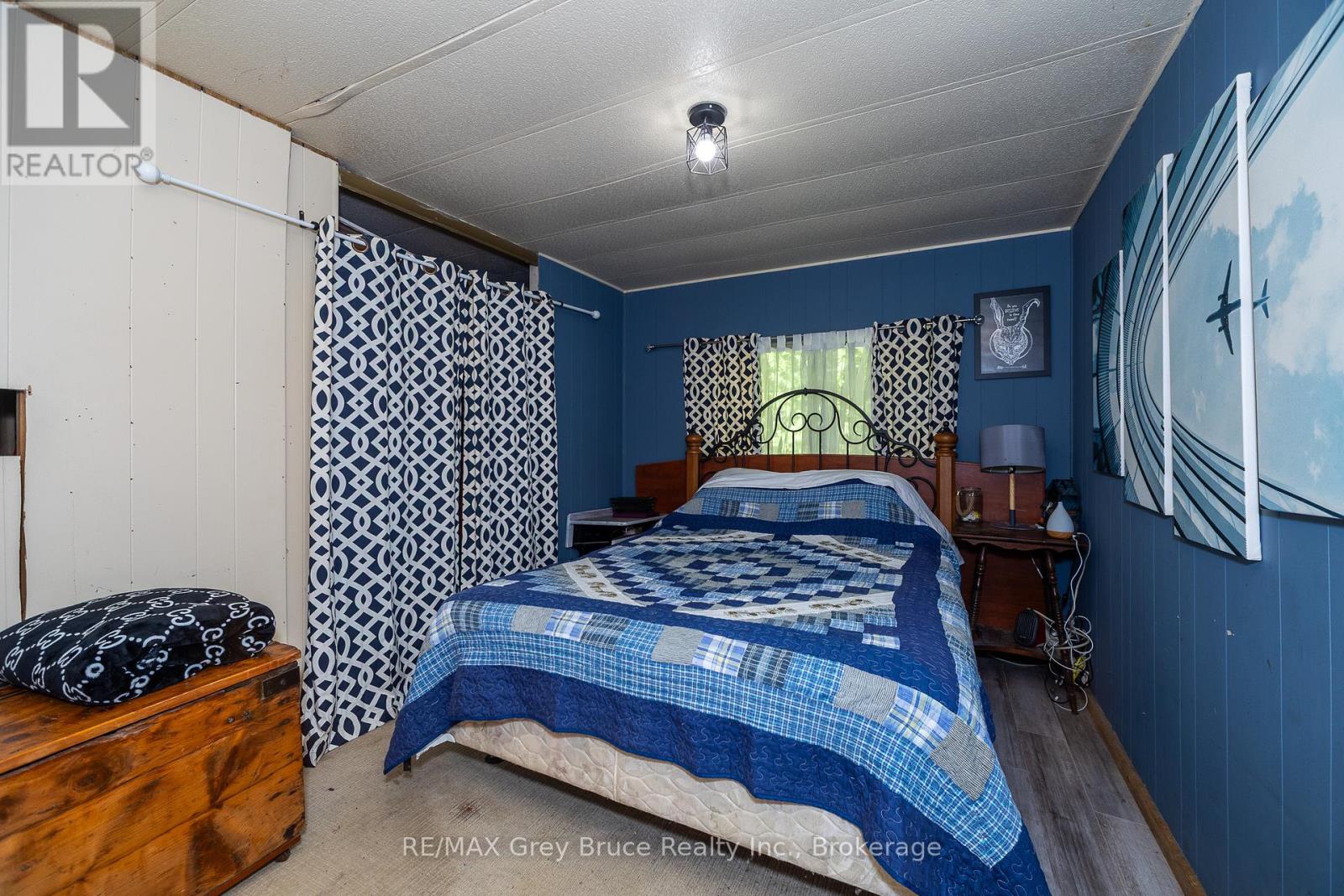 362404 Lindenwood Road, Georgian Bluffs, Ontario N0H 2T0 - Photo 33 - X12261349